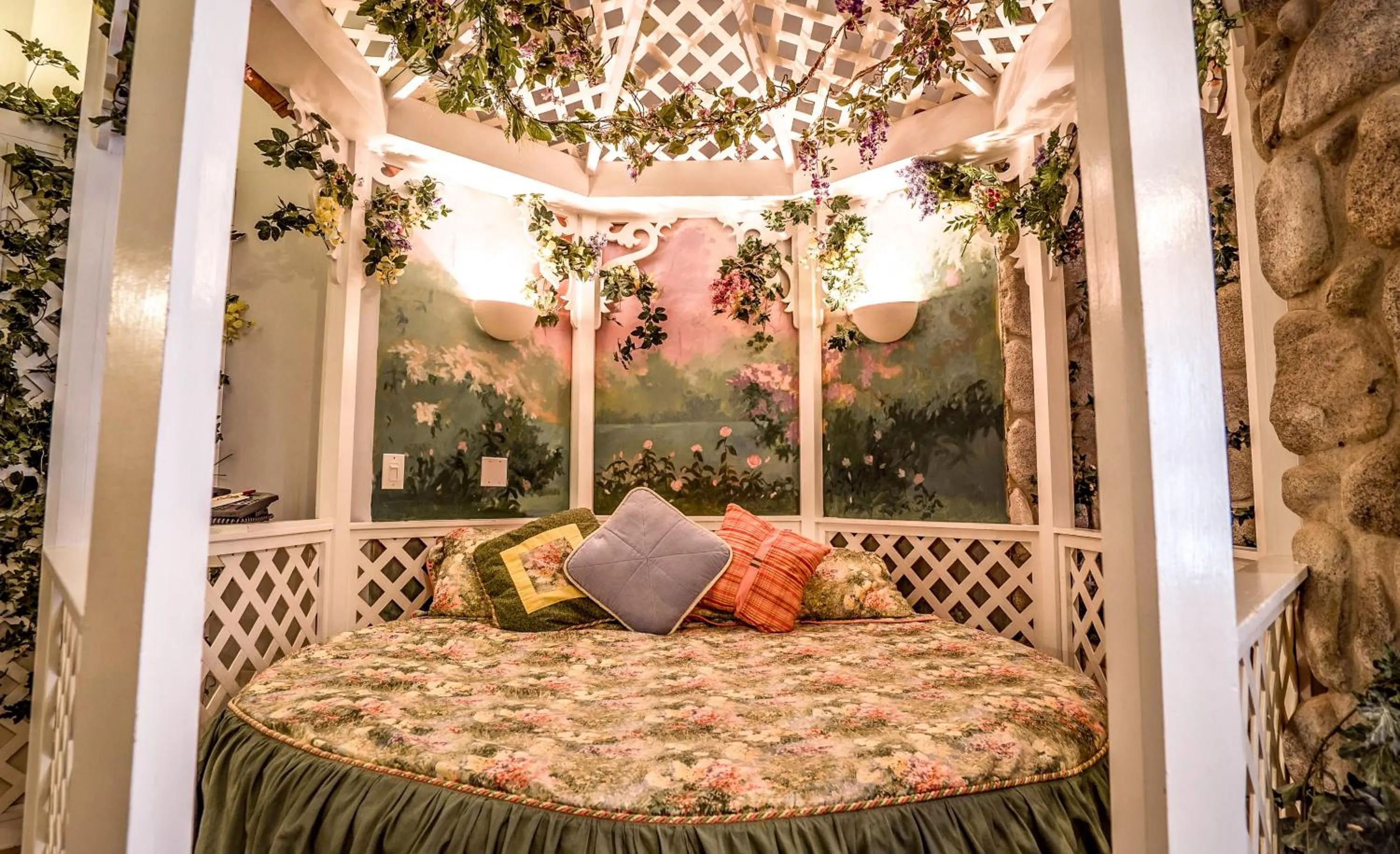 Bed in The Anniversary Inn - Fifth South