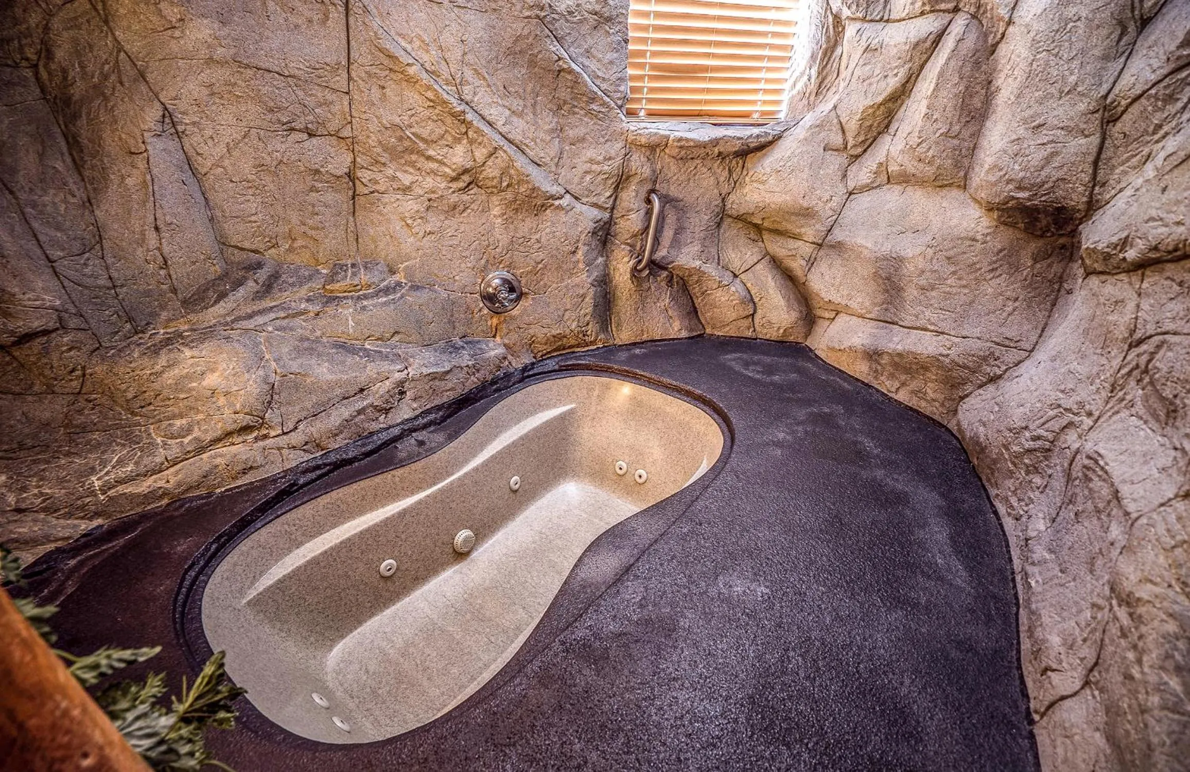 Bath in The Anniversary Inn - Fifth South