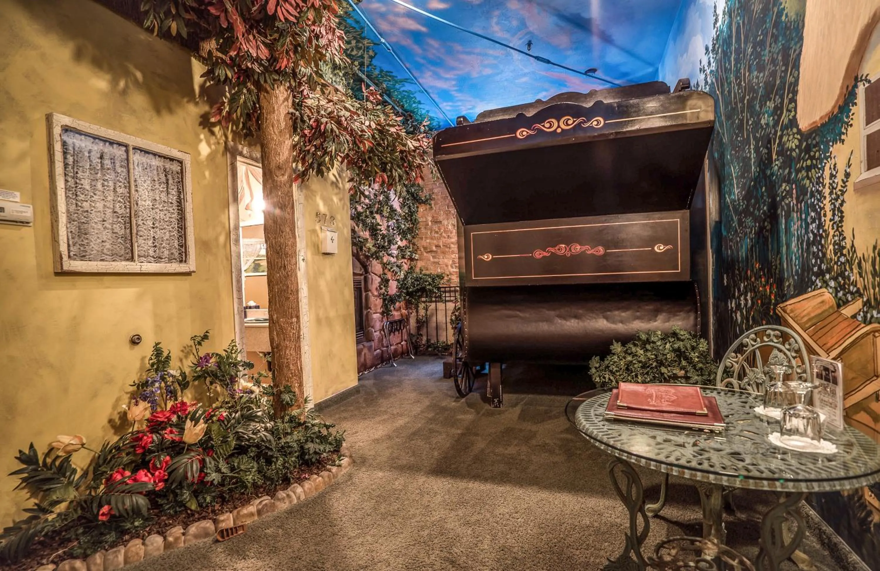 Seating area in The Anniversary Inn - Fifth South