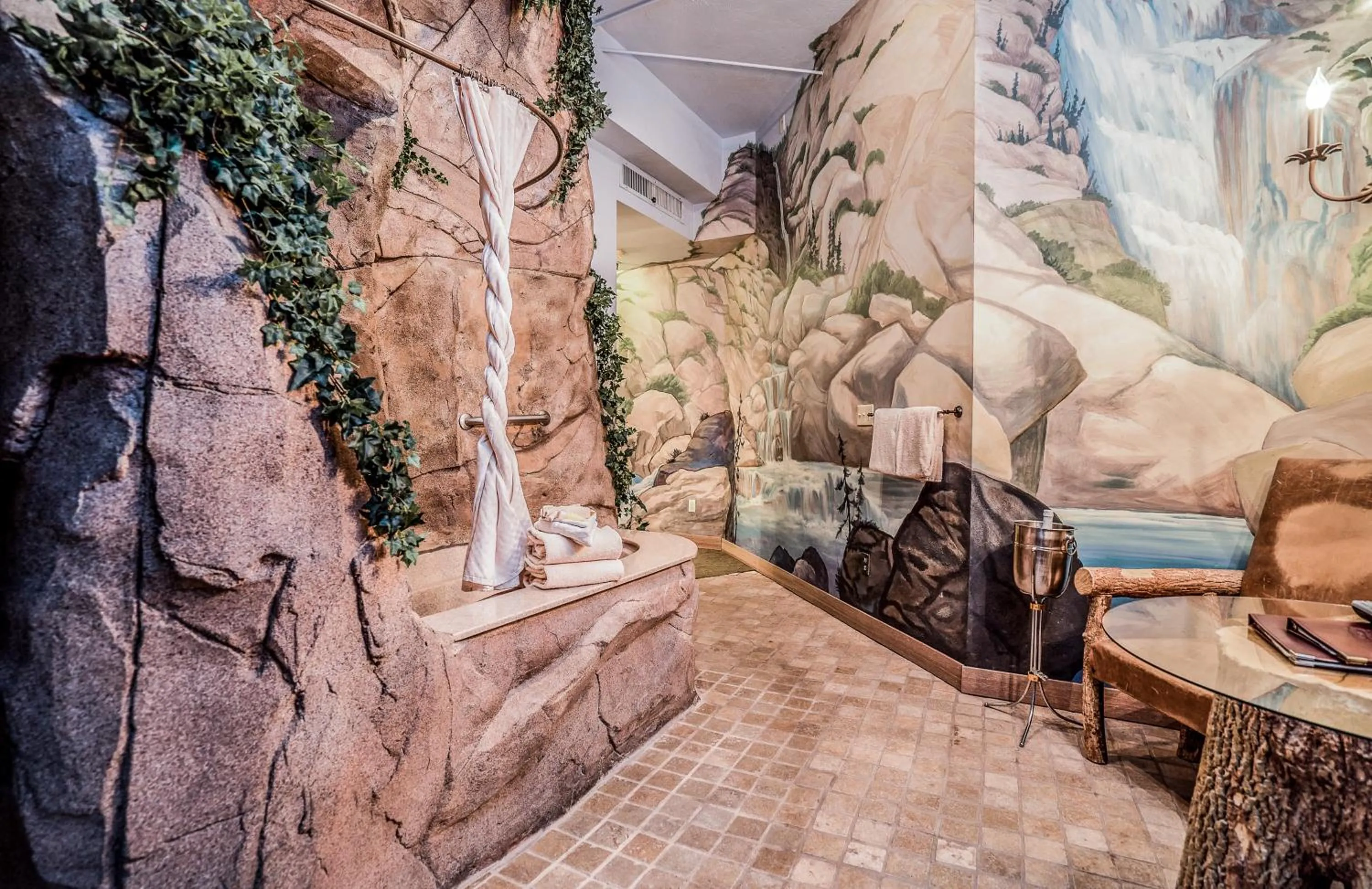 Bath in The Anniversary Inn - Fifth South