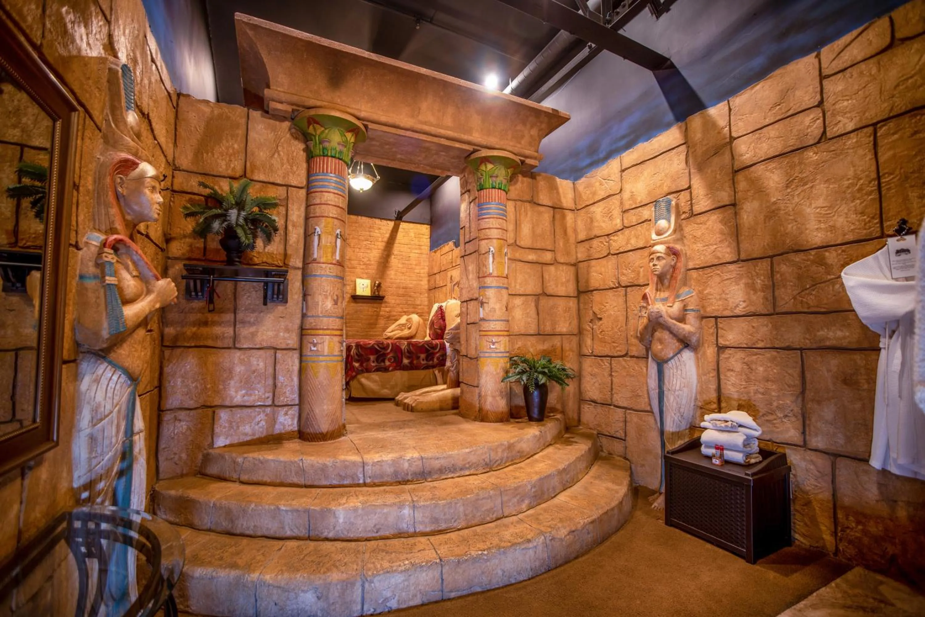 Photo of the whole room in The Anniversary Inn - Fifth South