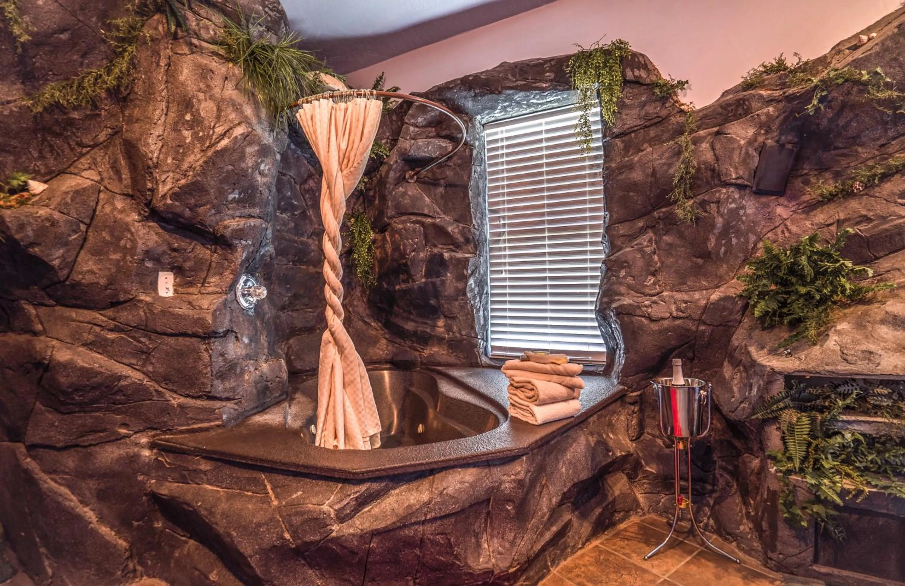 Bath in The Anniversary Inn - Fifth South