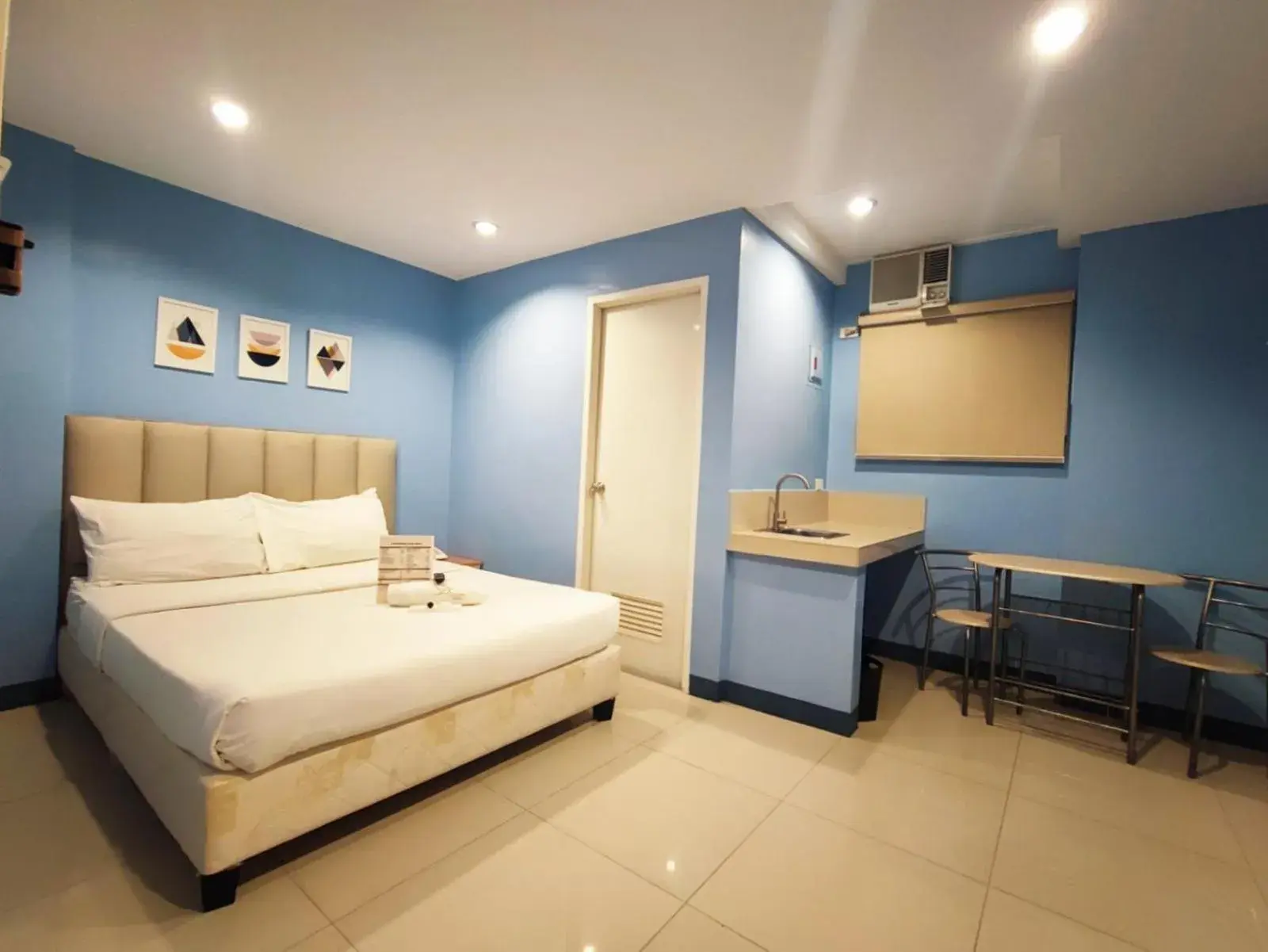 Deluxe Queen Room in Glory Hotel Cubao Deluxe Queen Room in Glory Hotel Cubao