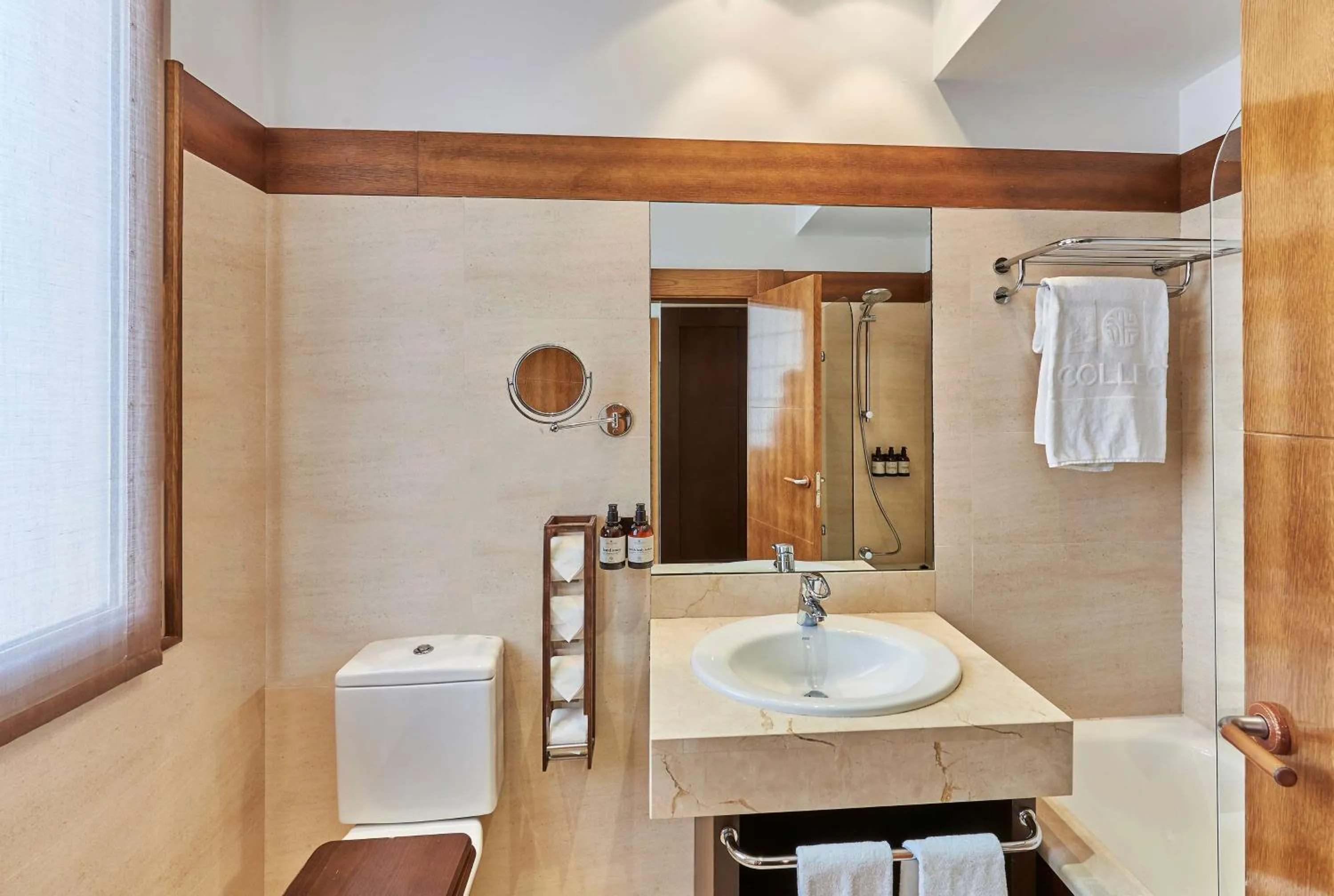 Bathroom in NH Collection Palacio de Burgos