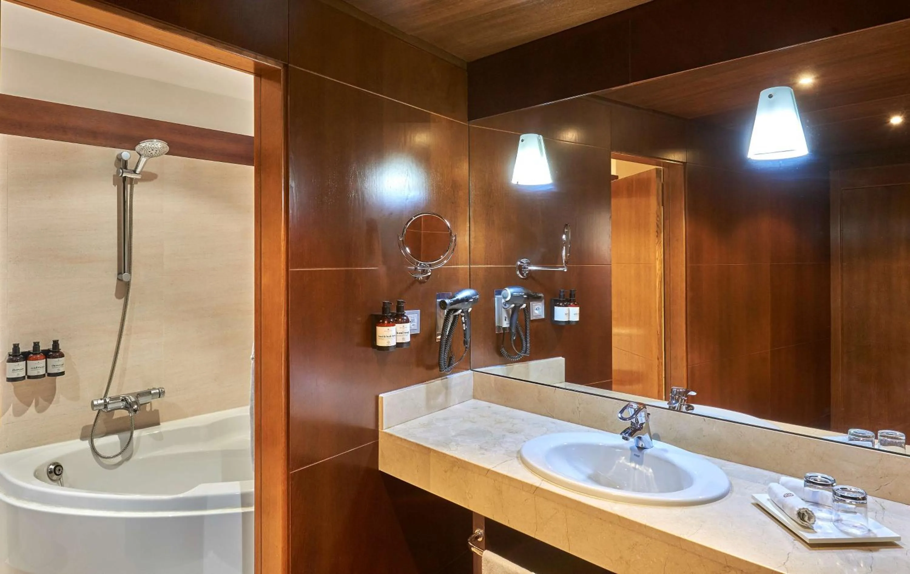 Bathroom in NH Collection Palacio de Burgos