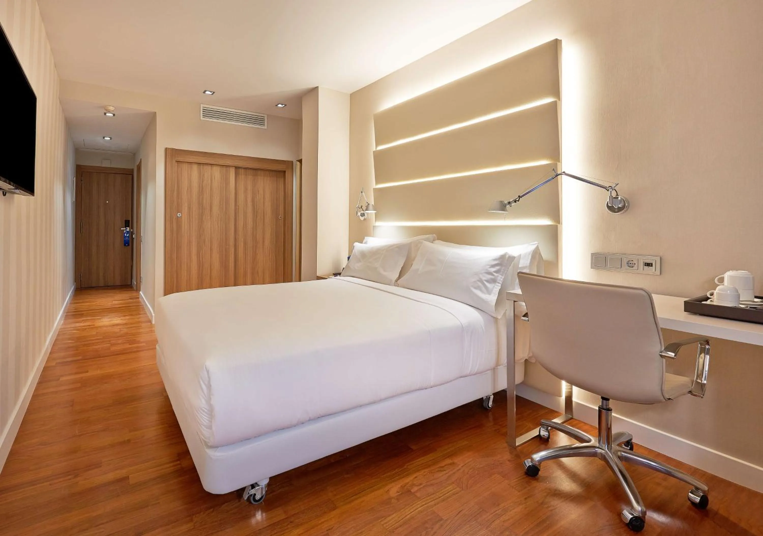 Photo of the whole room, Bed in NH Barcelona Les Corts