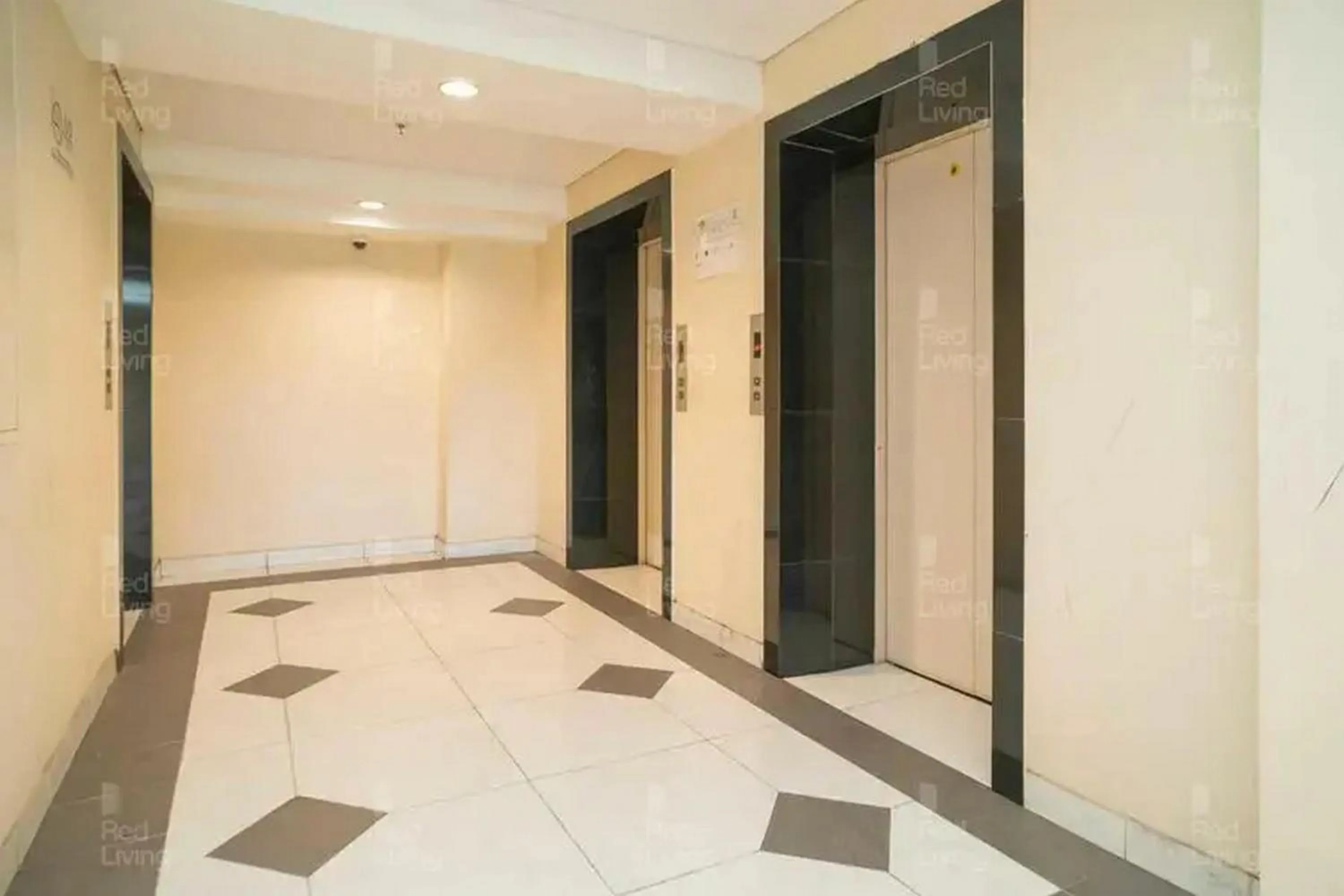 elevator in RedLiving Apartemen 19 Avenue - Amanah Room