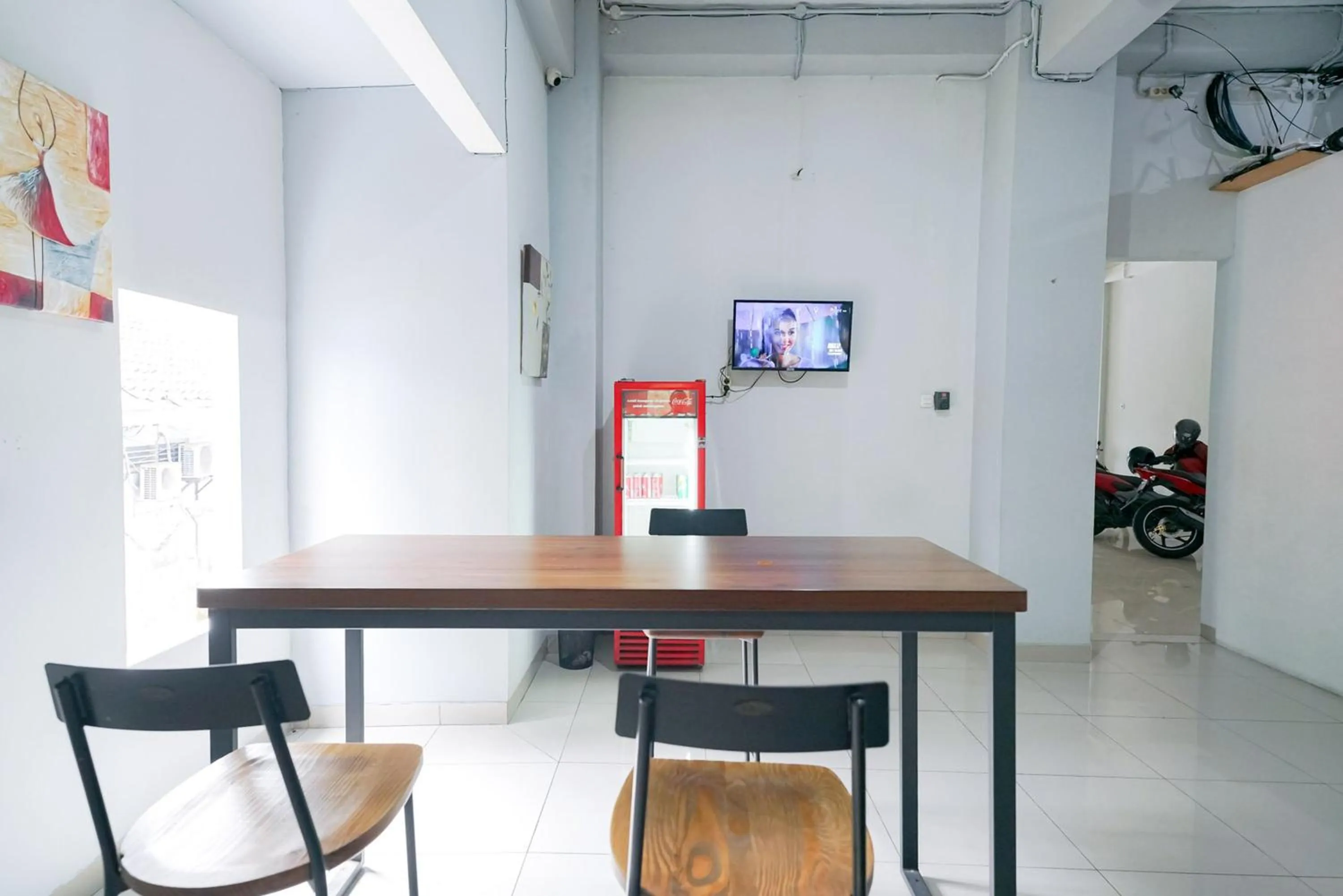 Dining area in Urbanview Hotel Syariah De Umbrella Ciputat
