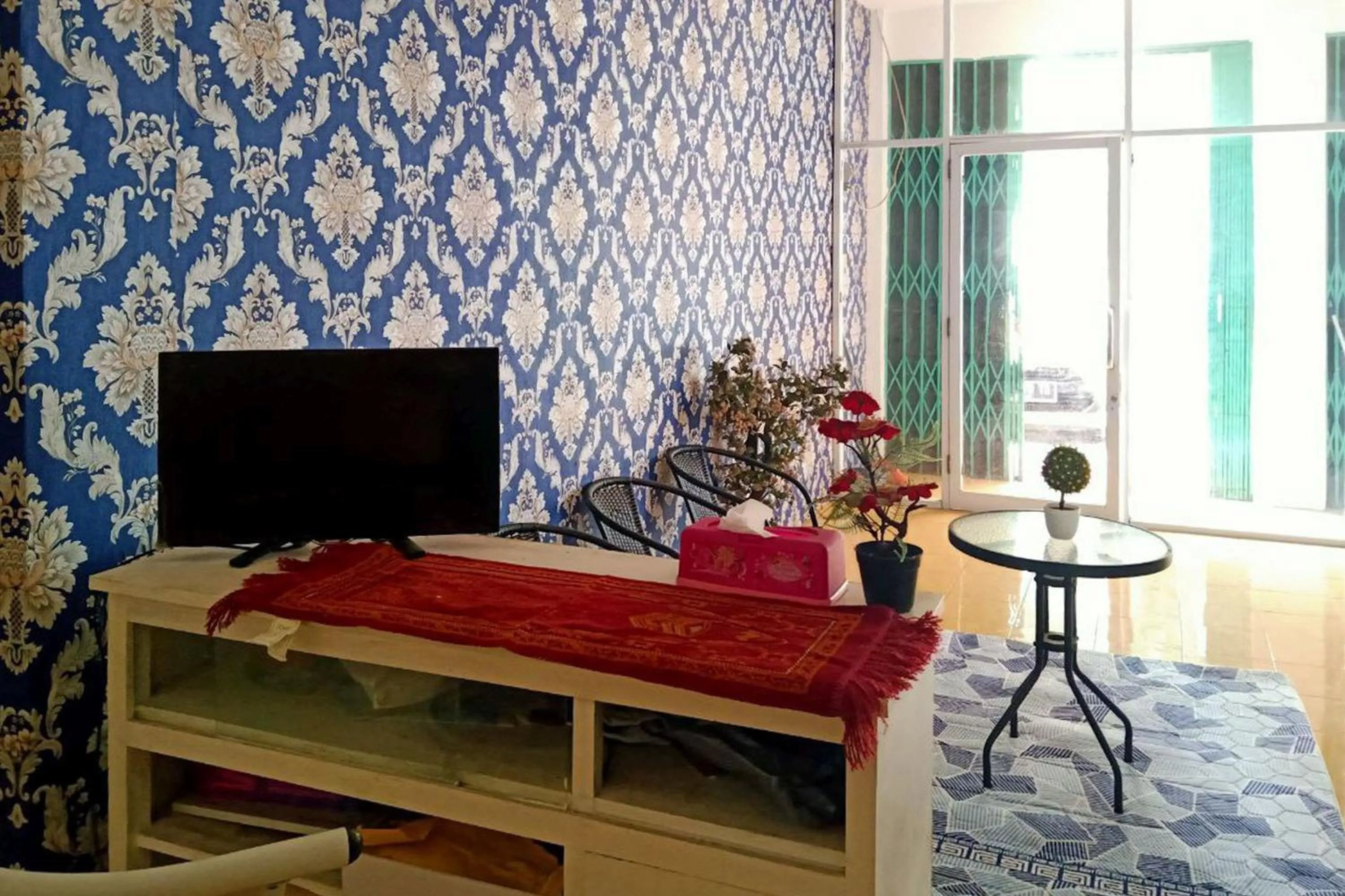 Living room, Bed in RedDoorz Syariah near Universitas Bengkulu