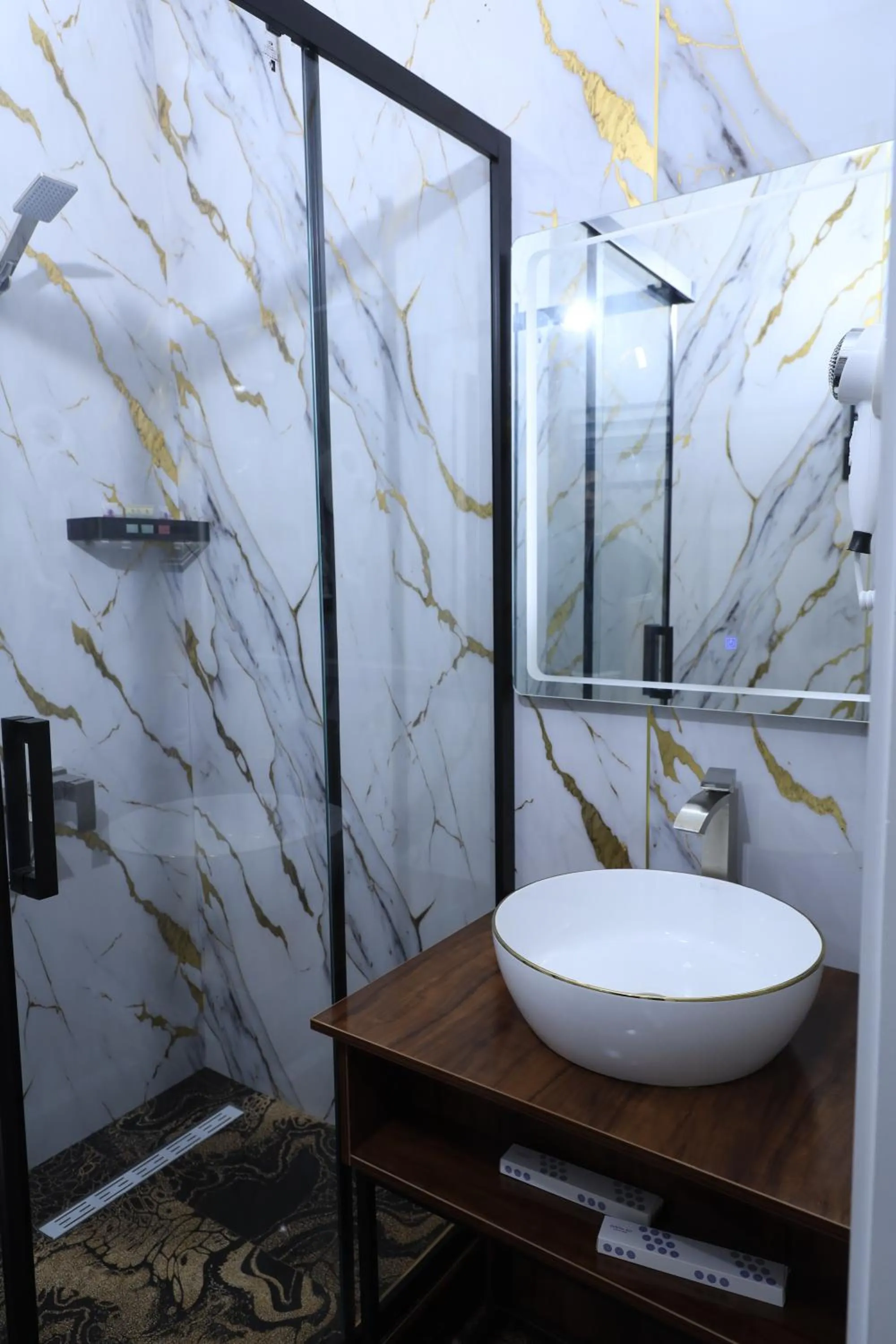 Shower in FIRDAVS HOTEL