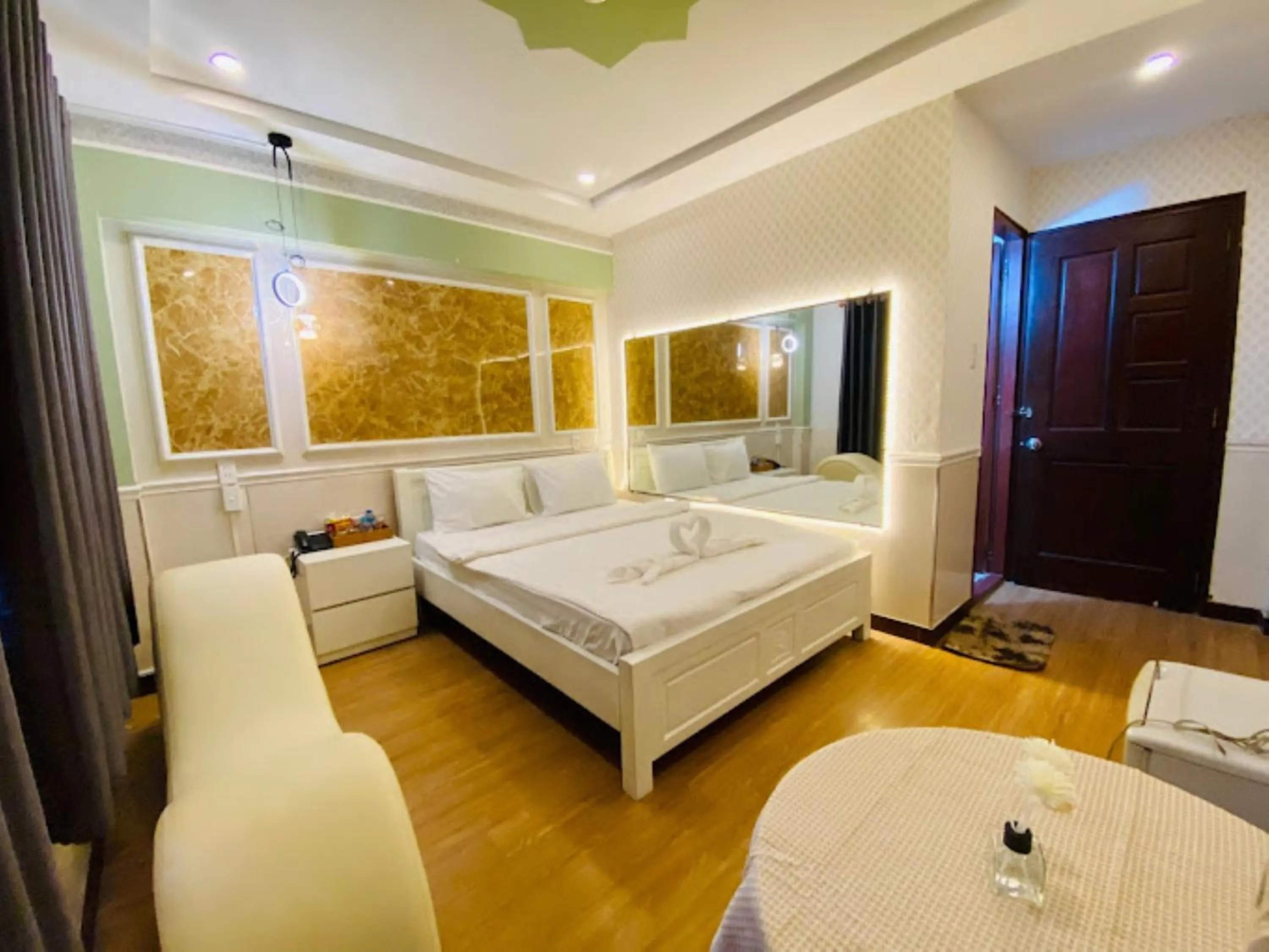 Photo of the whole room, Bed in Jewel Hotel