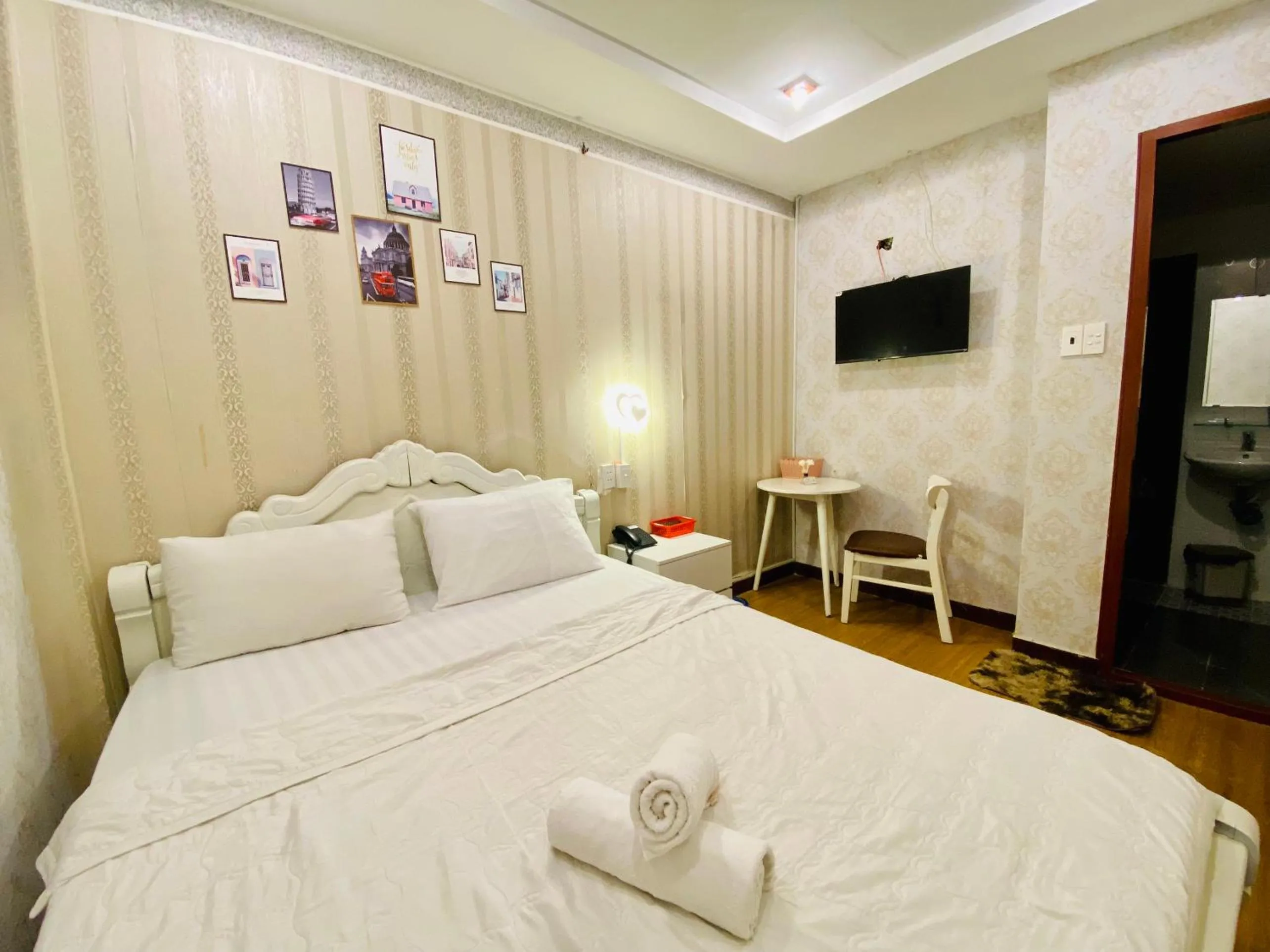 Photo of the whole room, Bed in Jewel Hotel