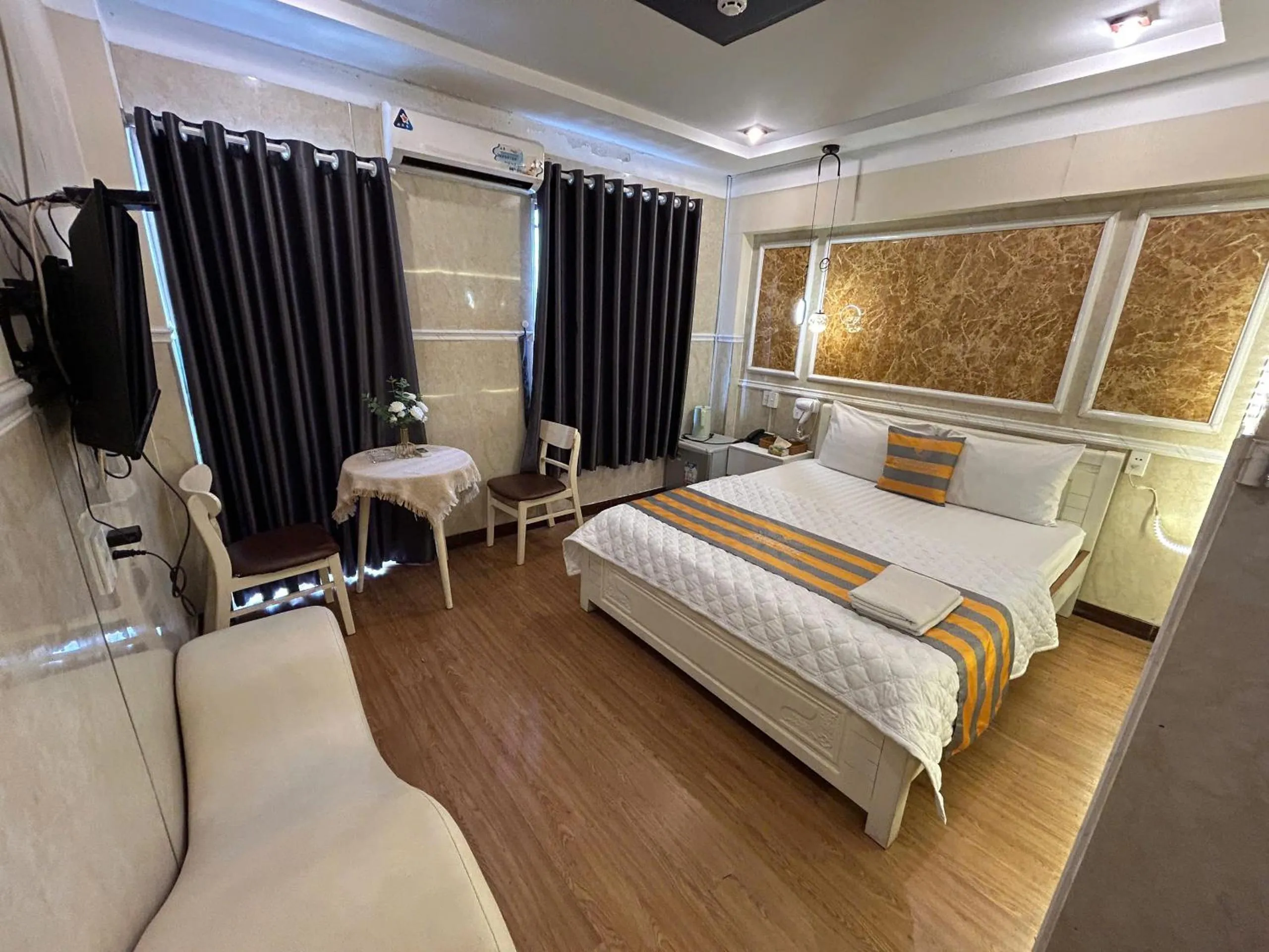 Bedroom, Bed in Jewel Hotel