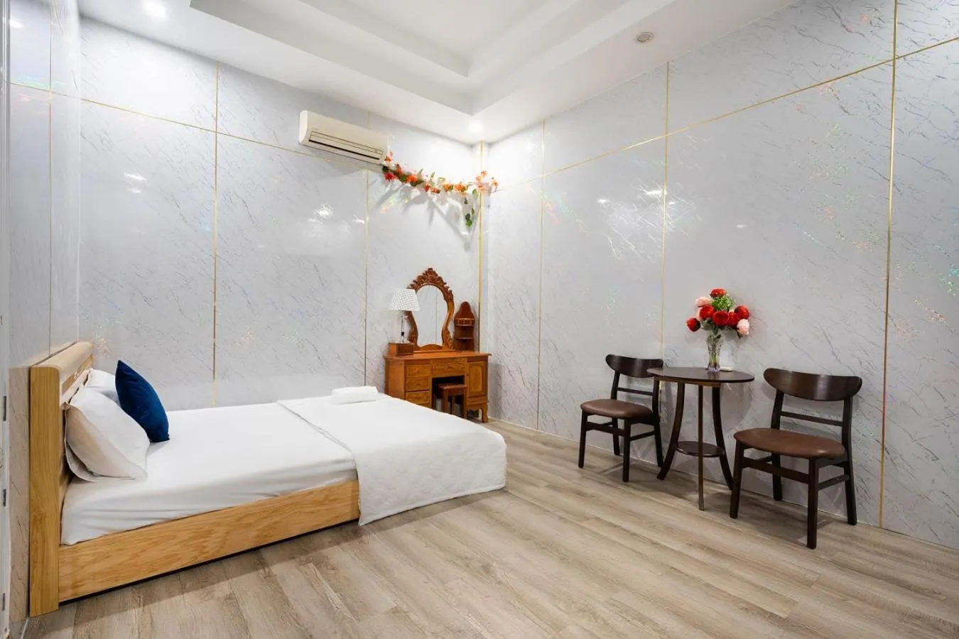 Photo of the whole room, Bed in Khách Sạn Tràng An