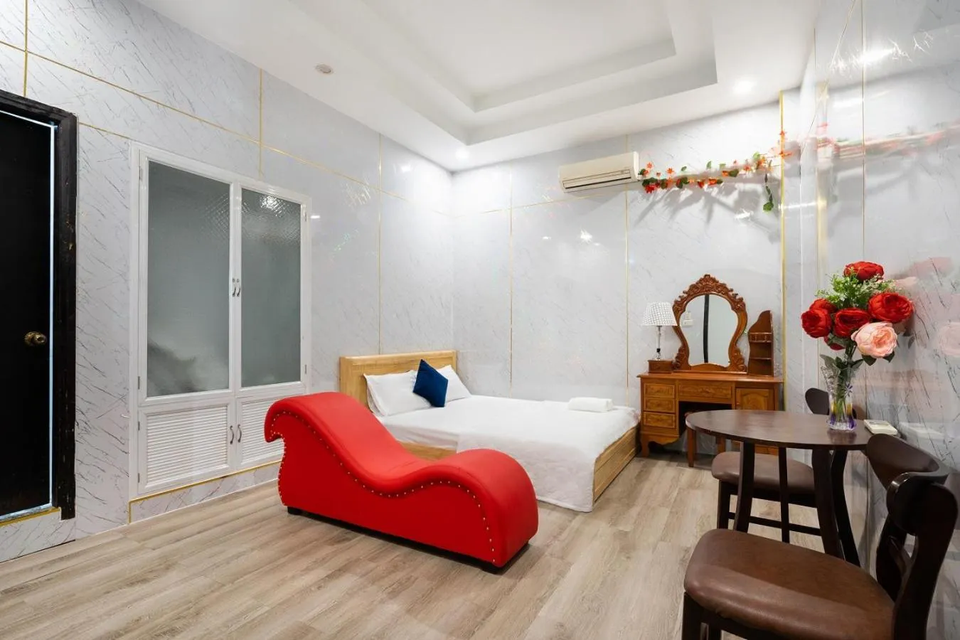 Seating area, Bed in Khách Sạn Tràng An