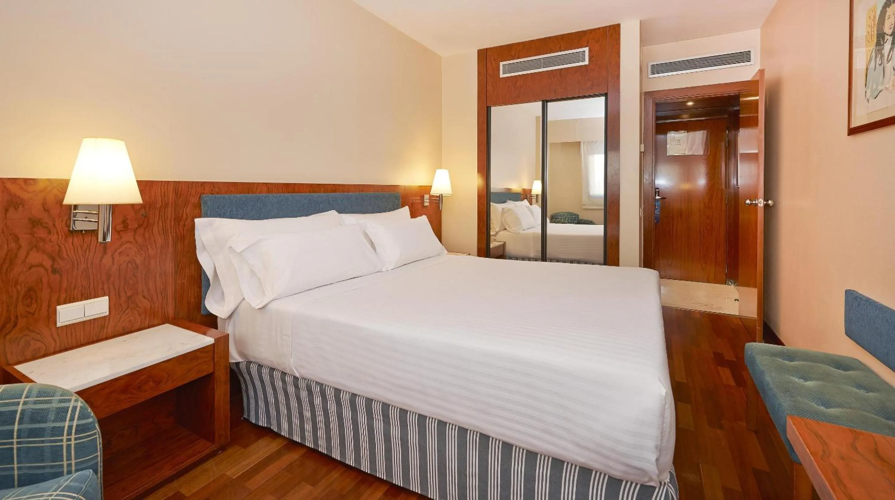 Photo of the whole room, Bed in NH Barcelona Entenza