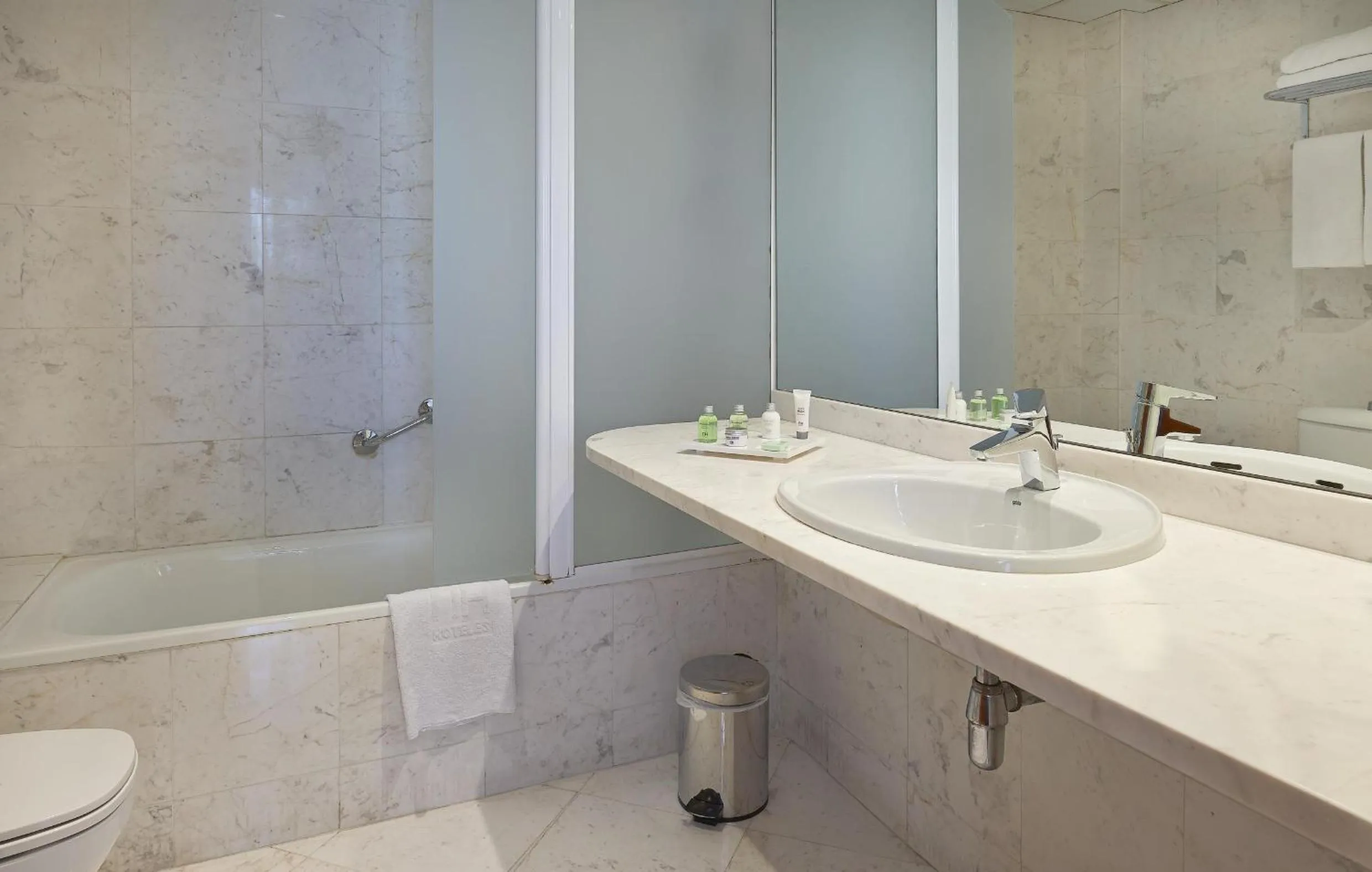 Bathroom in NH Barcelona Entenza