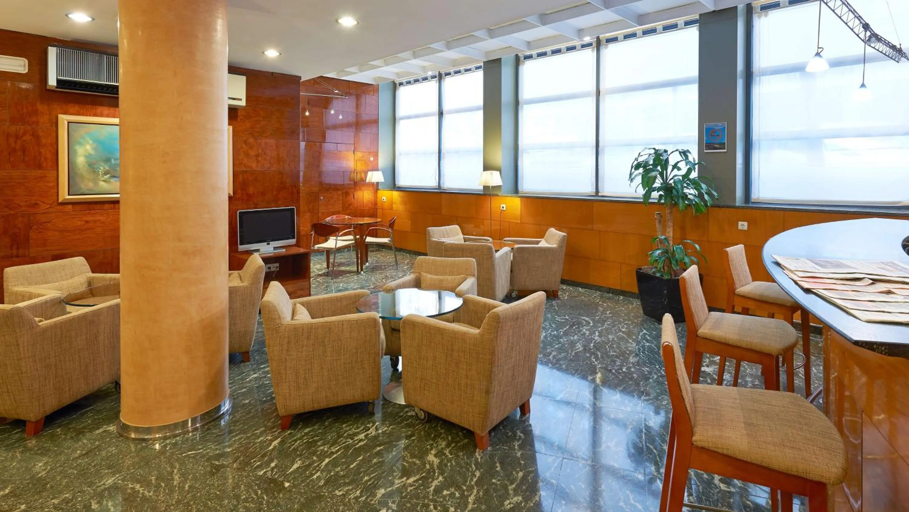 Lounge or bar in NH Barcelona Entenza