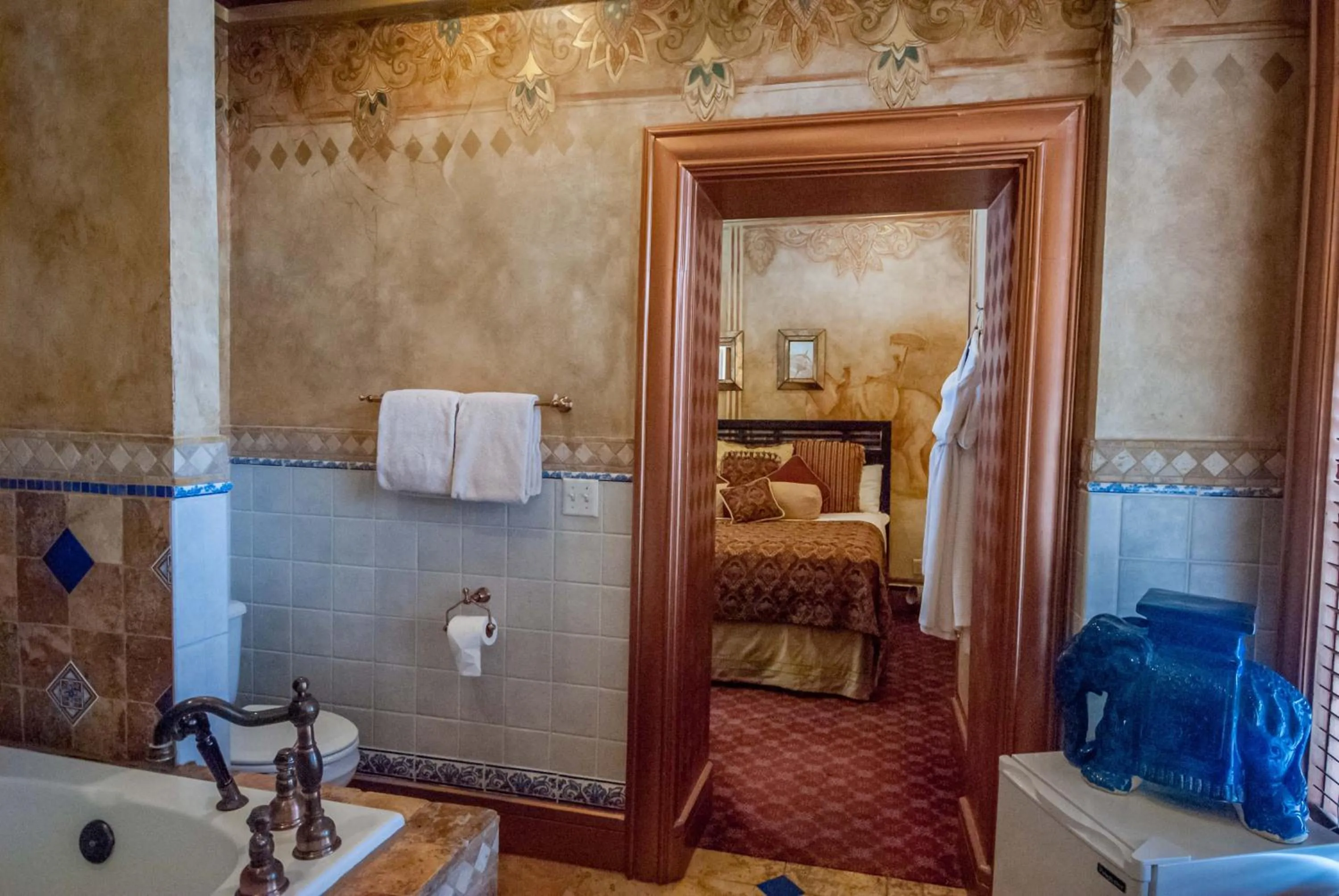 Bathroom, Bed in The Anniversary Inn - South Temple