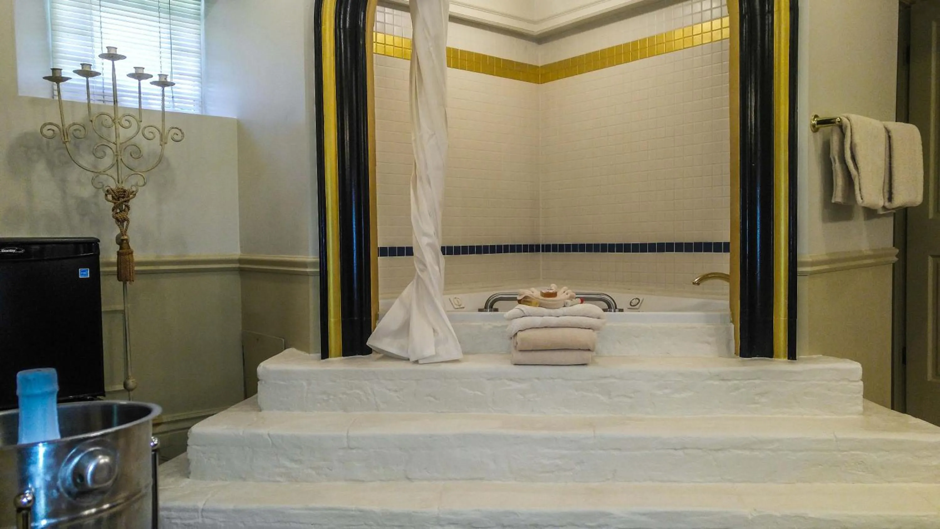 Bathroom, Bed in The Anniversary Inn - South Temple