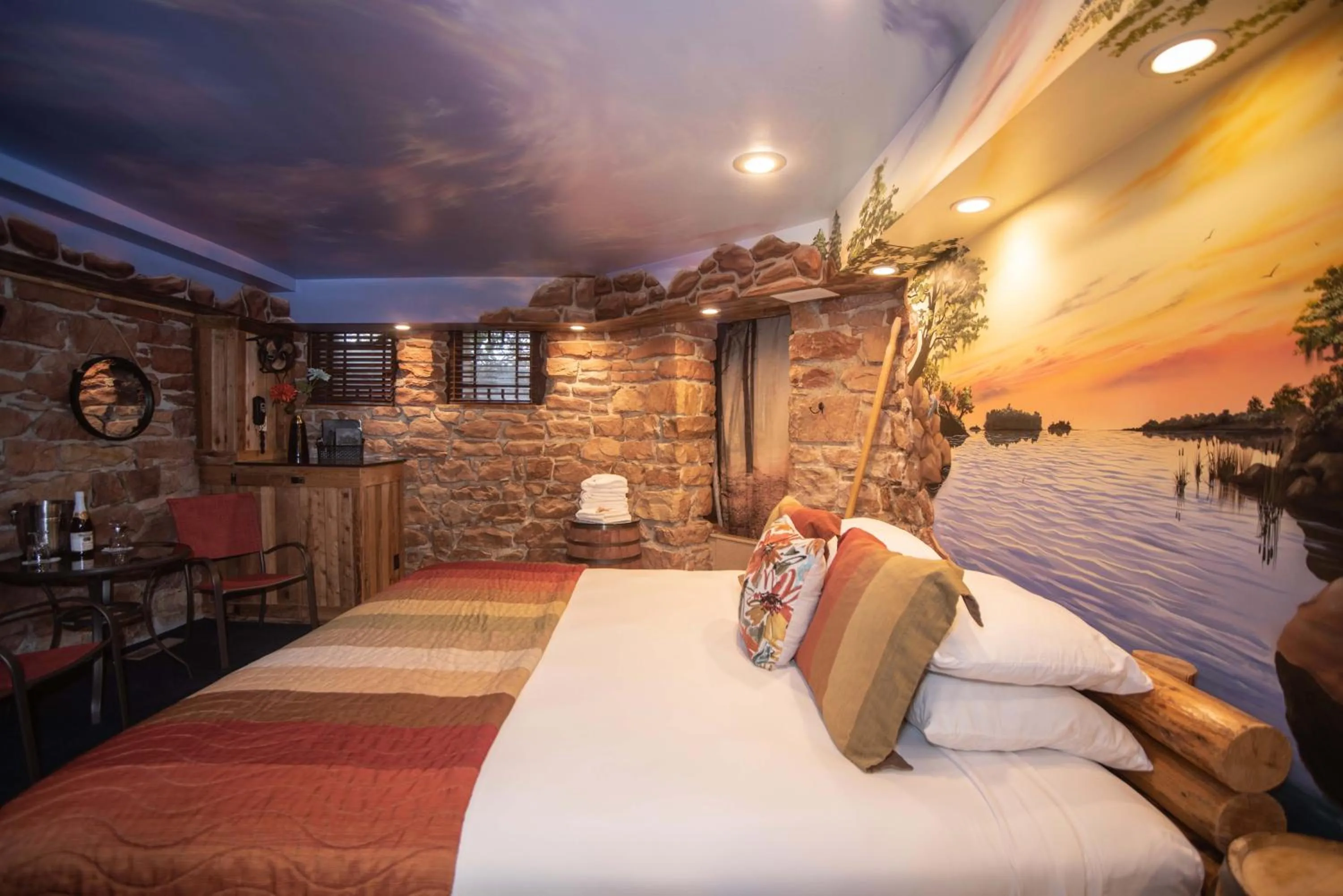 Bedroom, Bed in The Anniversary Inn - South Temple