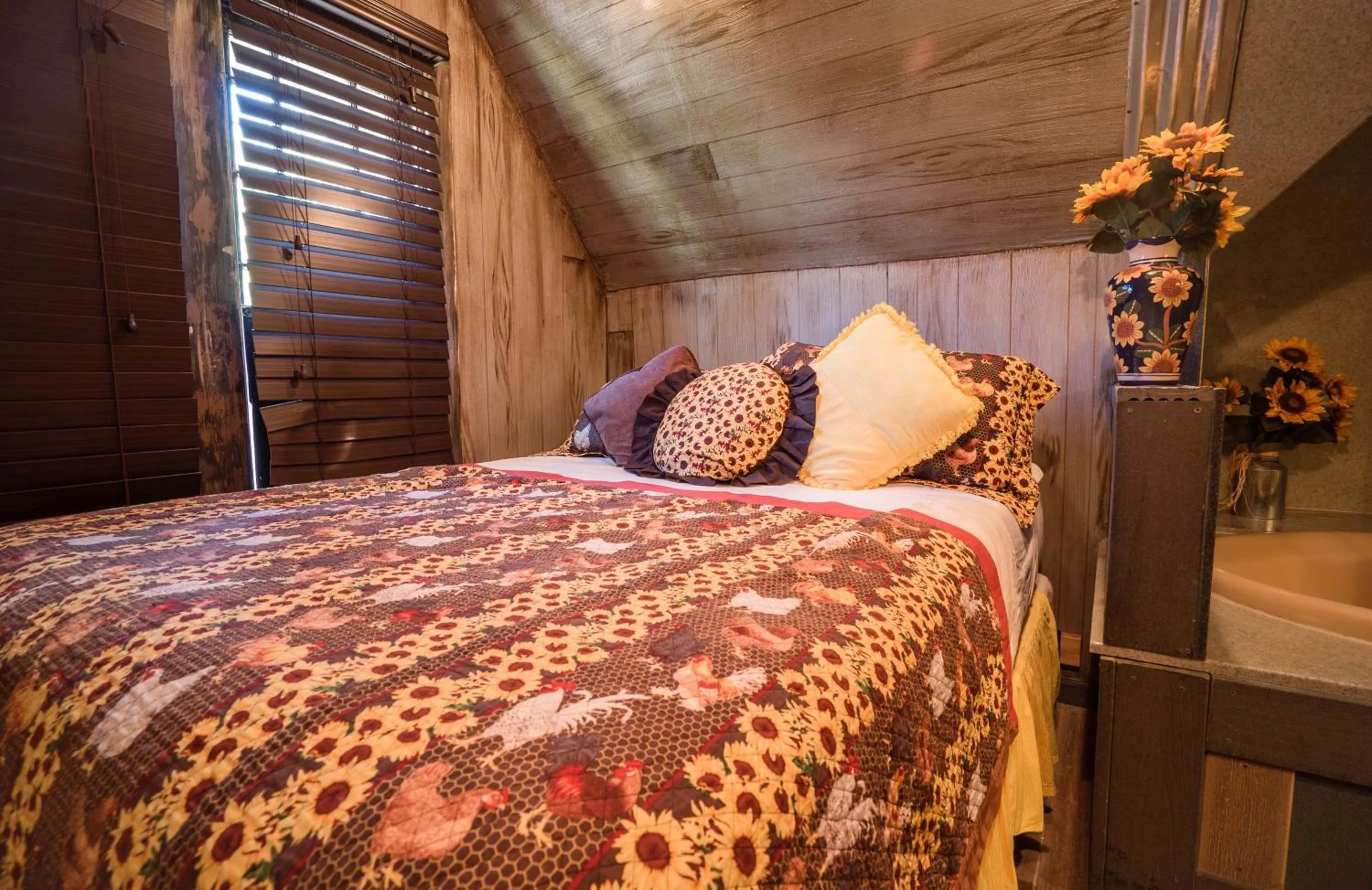 Bedroom, Bed in The Anniversary Inn - South Temple