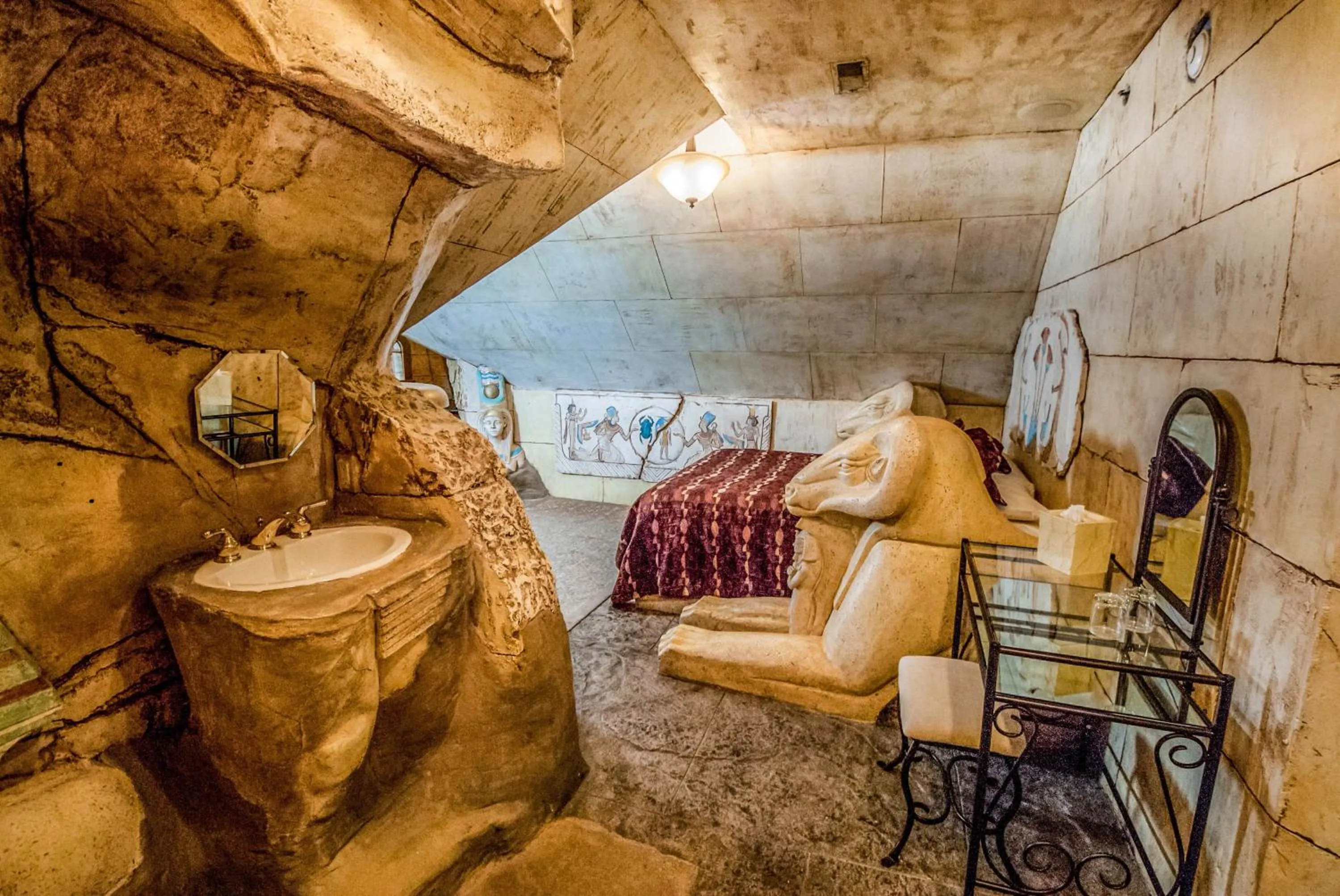 Bedroom, Bed in The Anniversary Inn - South Temple