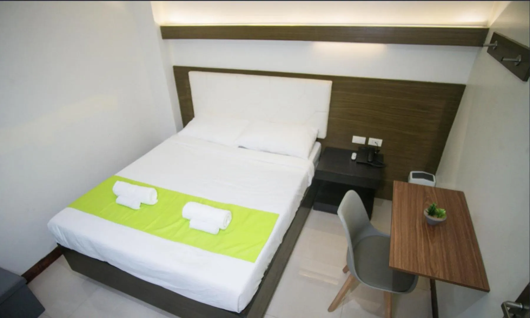 Bedroom, Bed in Benrose Hotel