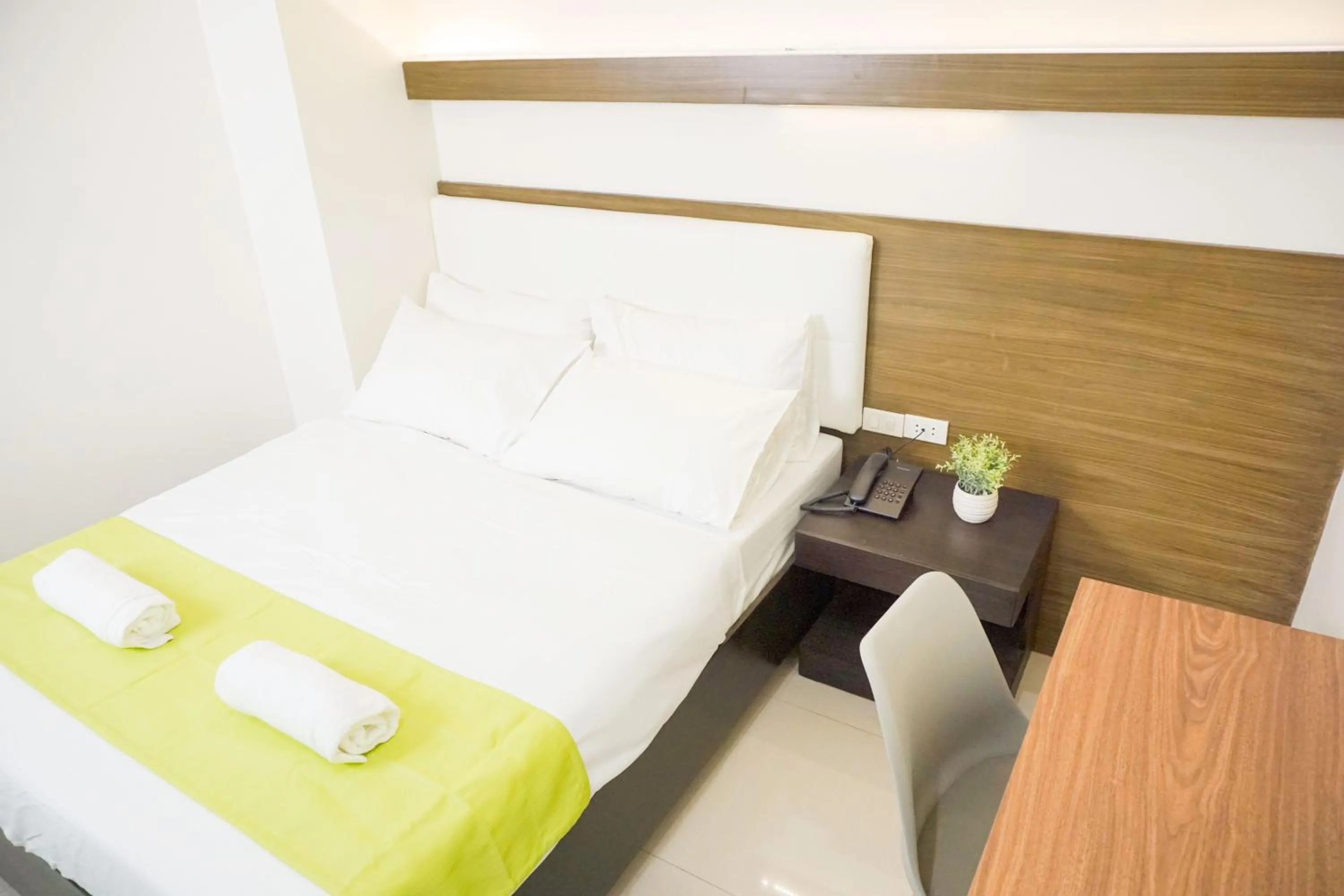 Bedroom, Bed in Benrose Hotel