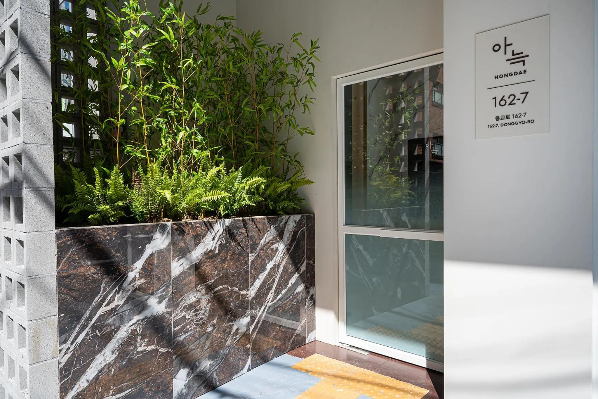 Facade/entrance in Aank Hotel Hongdae