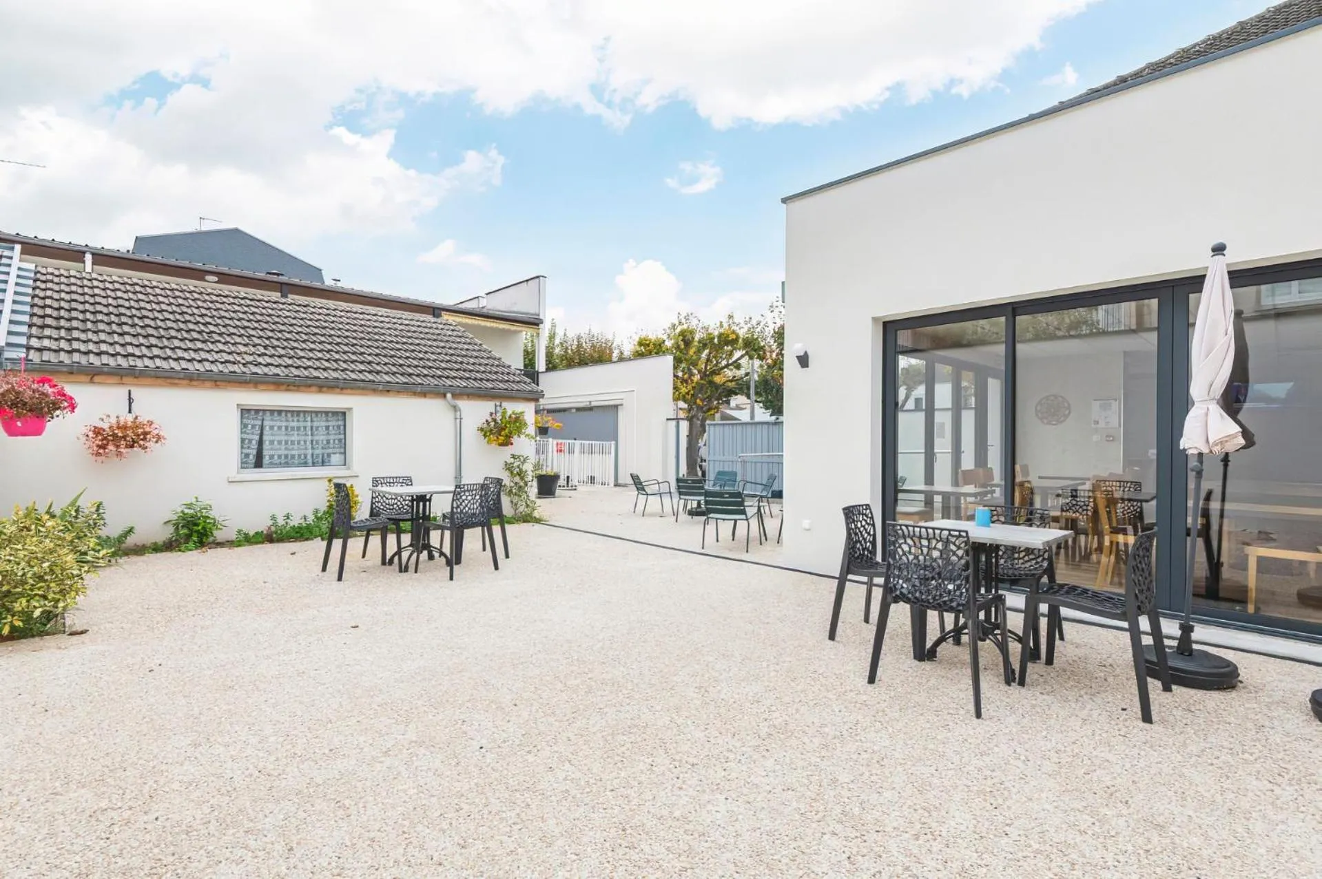 Food and drinks in Logis Hôtel Au Tambour