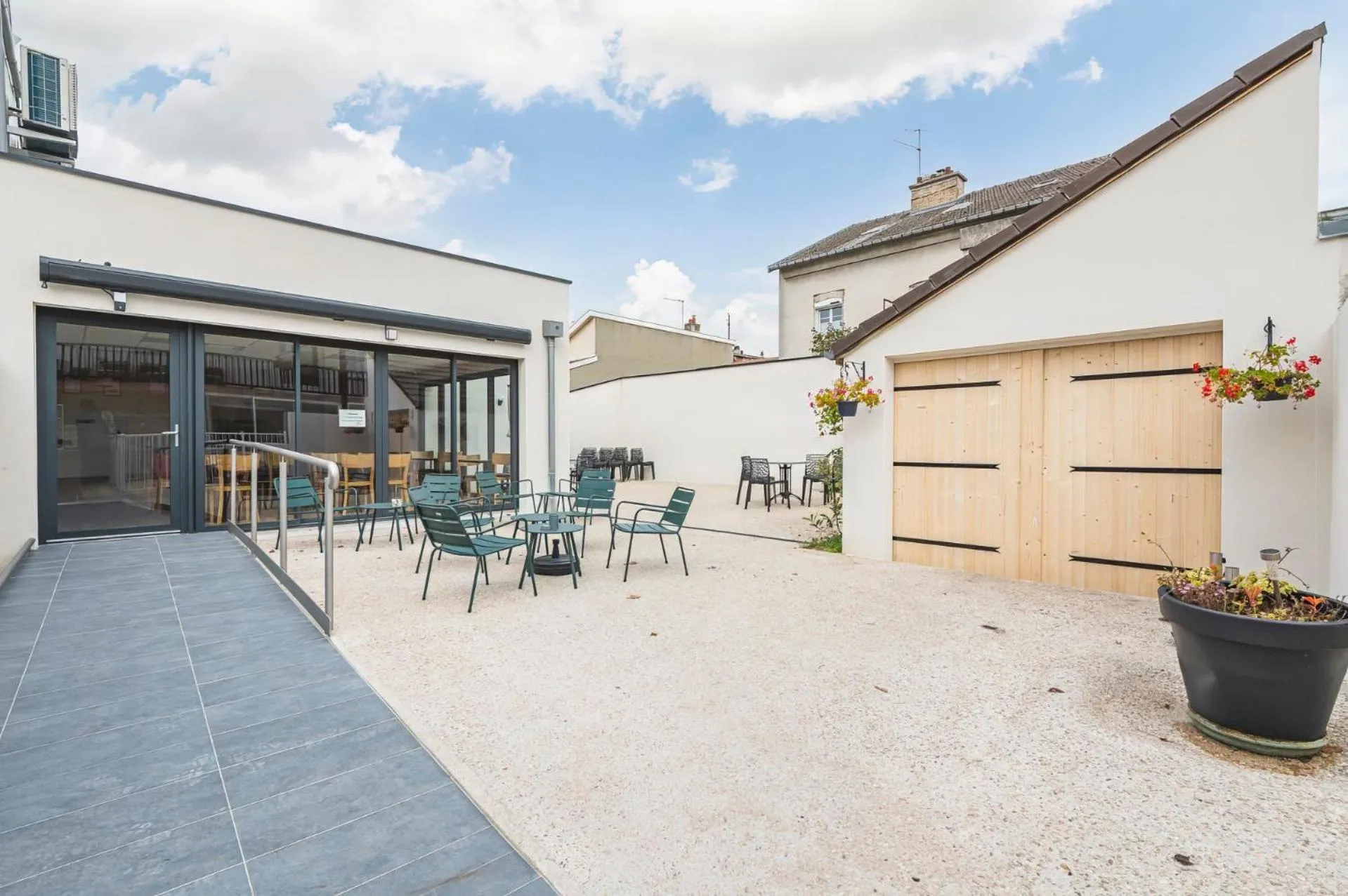 Patio in Logis Hôtel Au Tambour