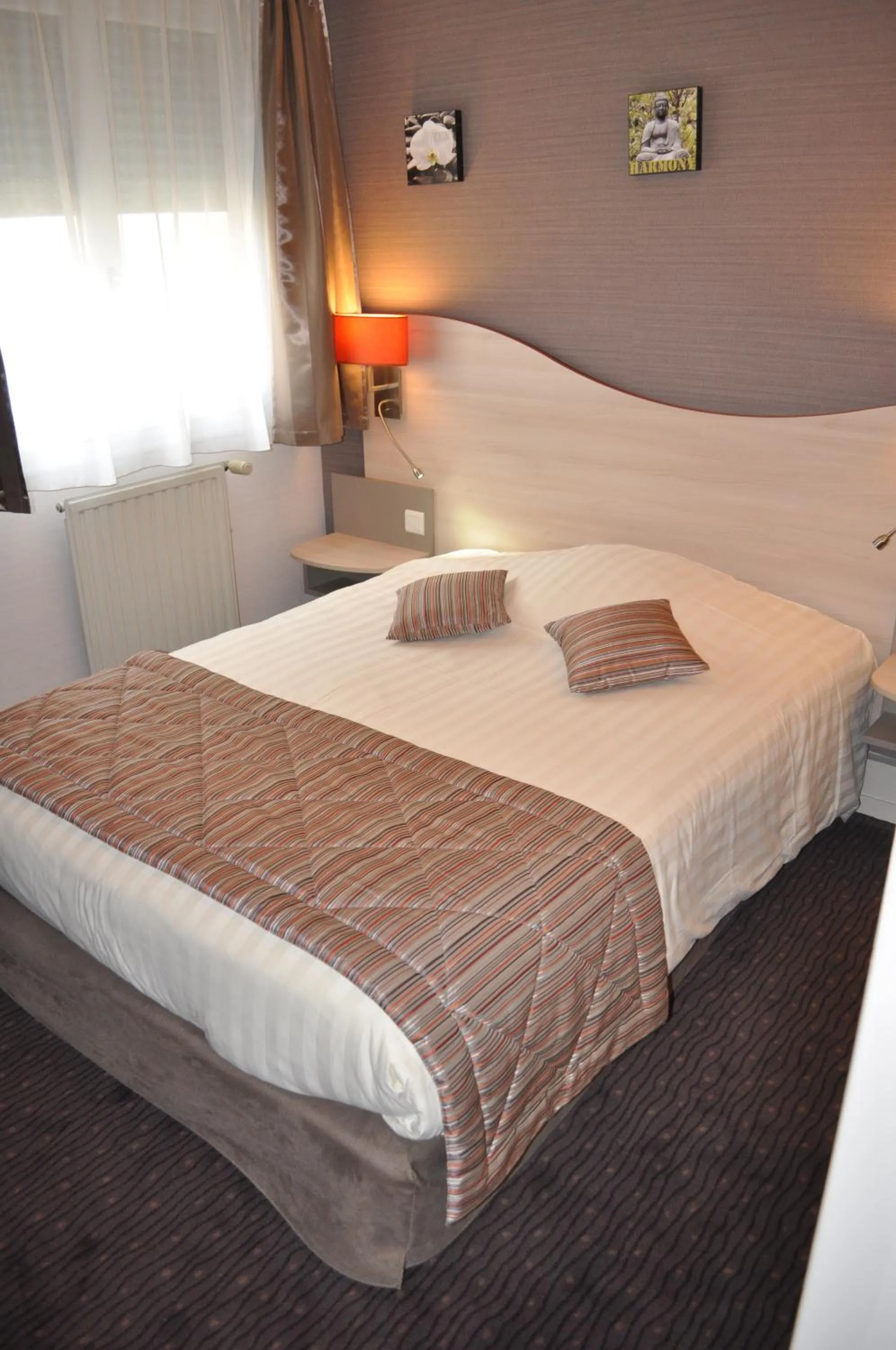 Bed in Logis Hôtel Au Tambour