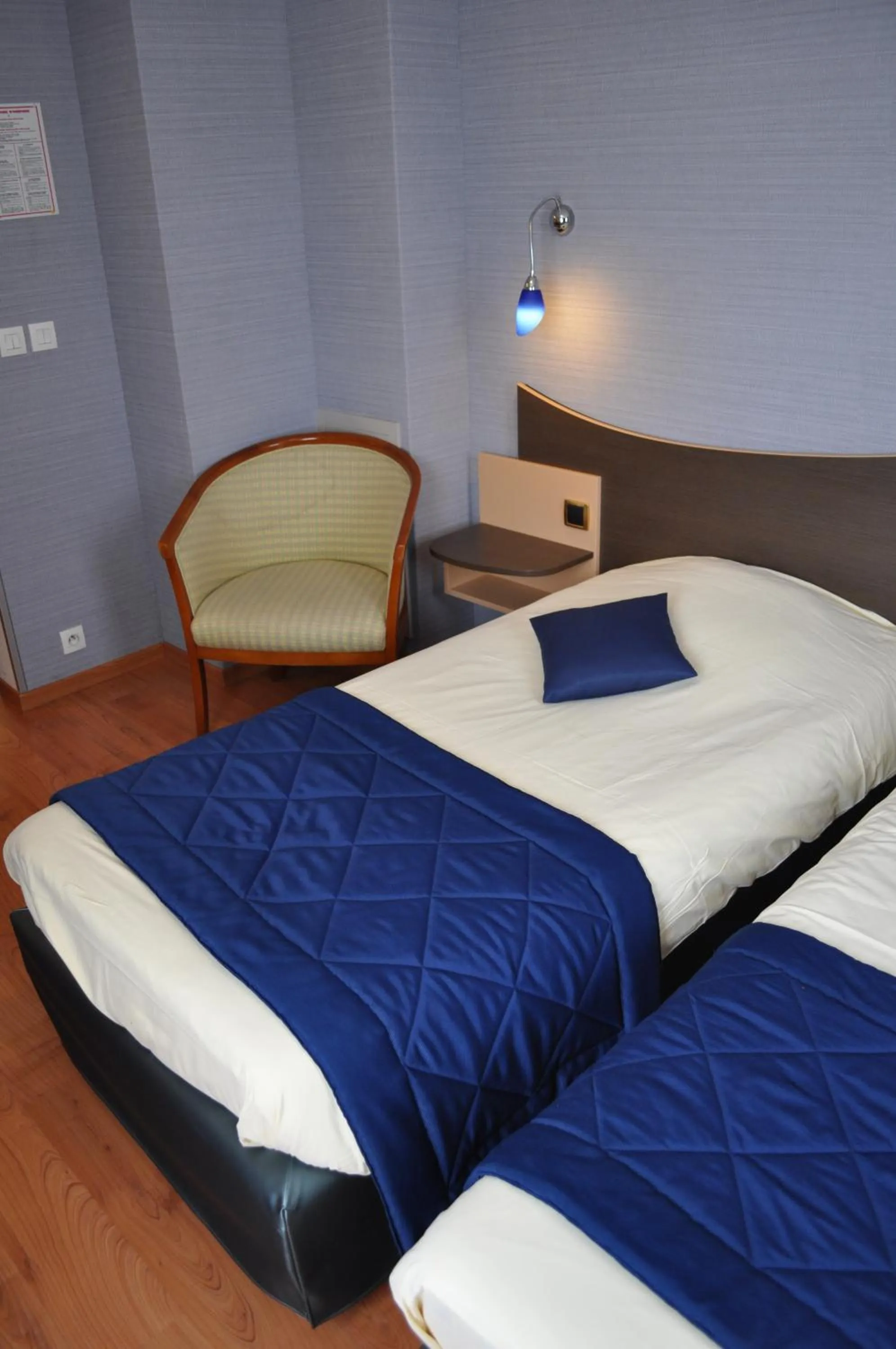 Bed in Logis Hôtel Au Tambour