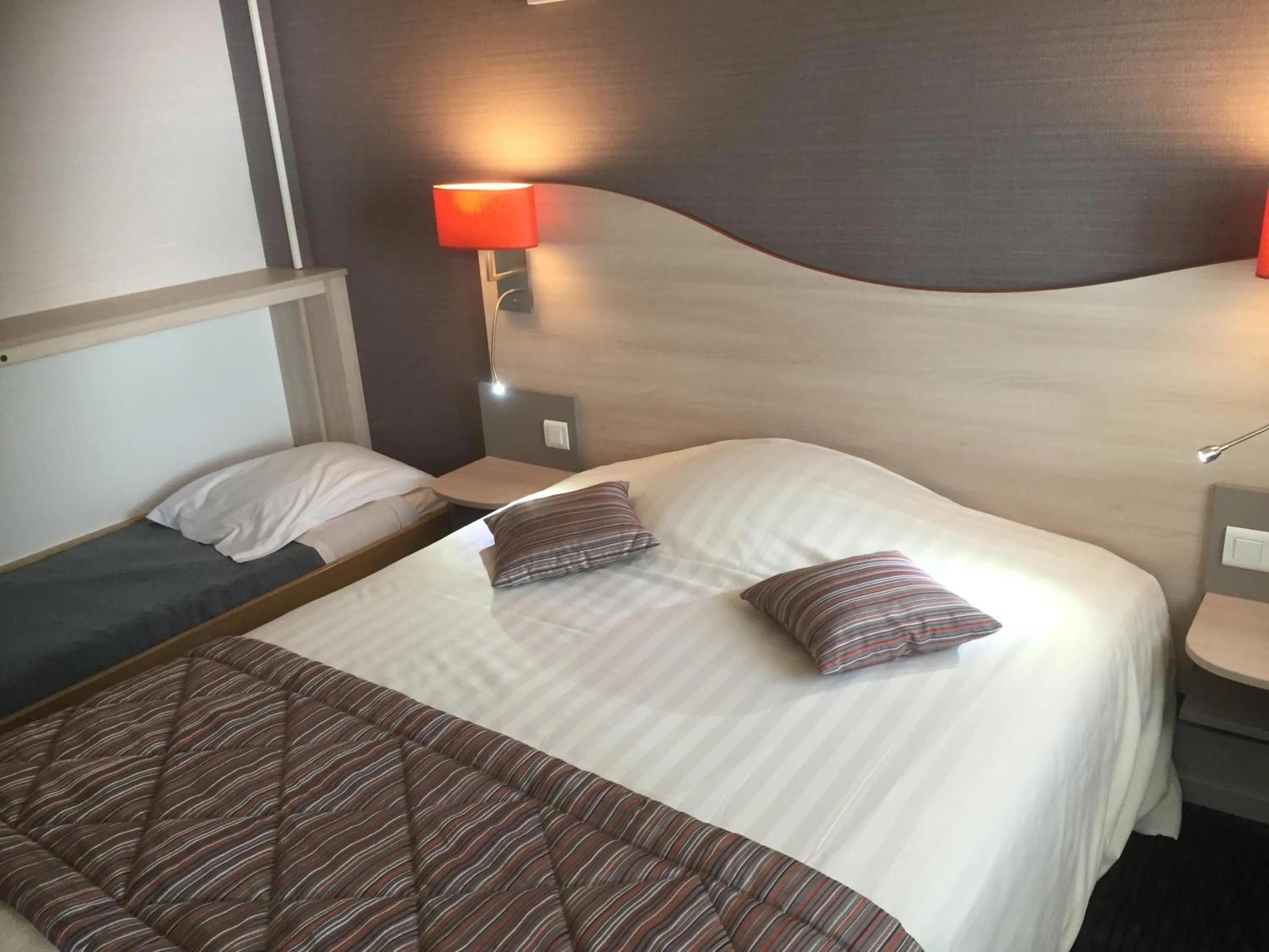 Bed in Logis Hôtel Au Tambour