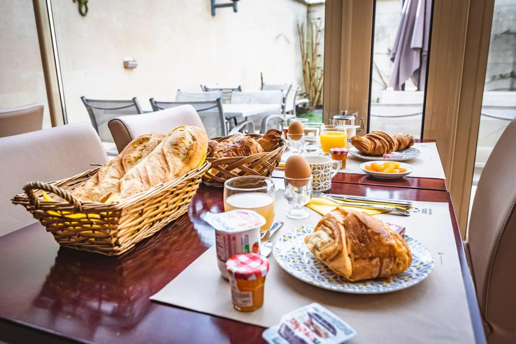 Breakfast in Logis Hôtel Au Tambour