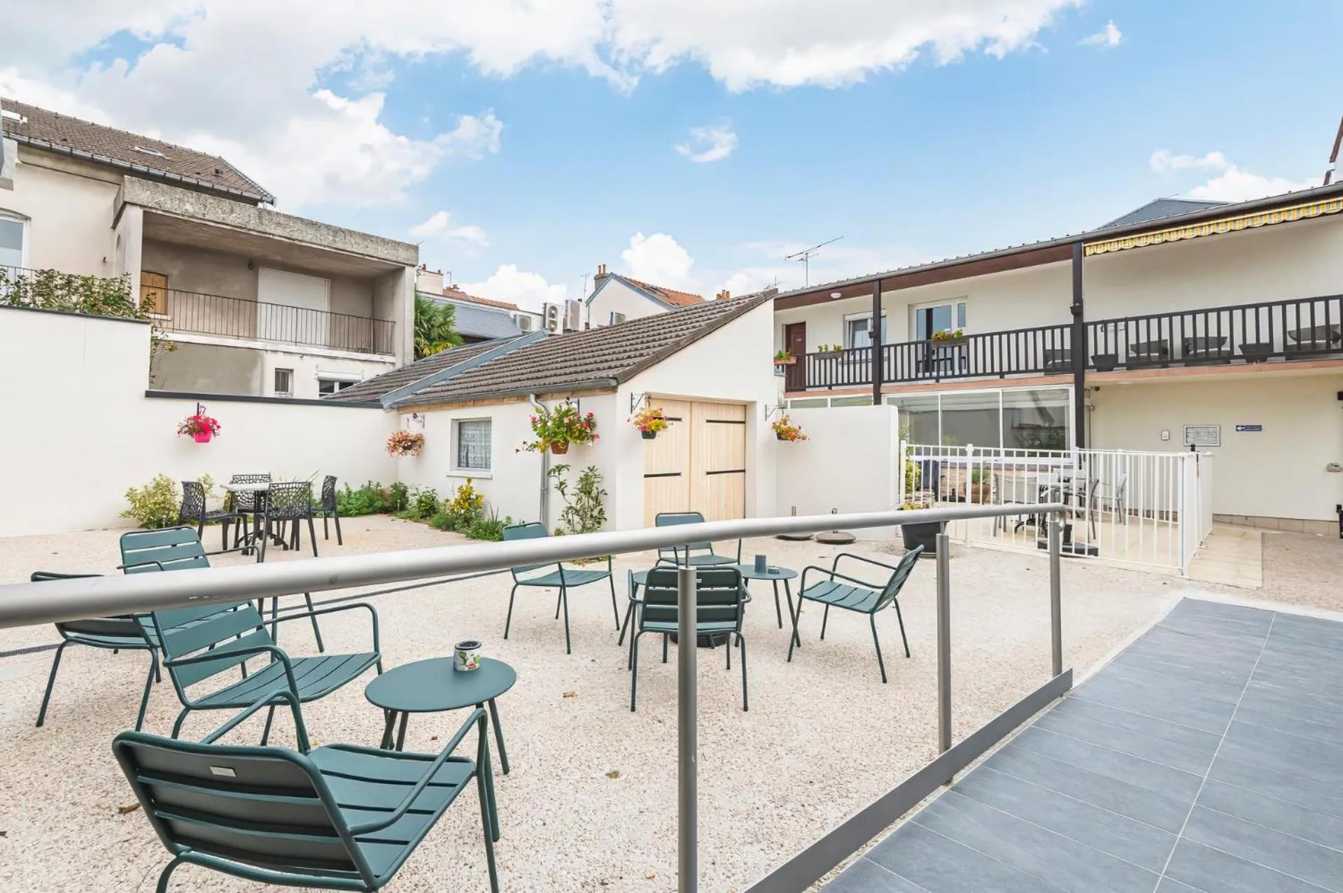 Patio in Logis Hôtel Au Tambour
