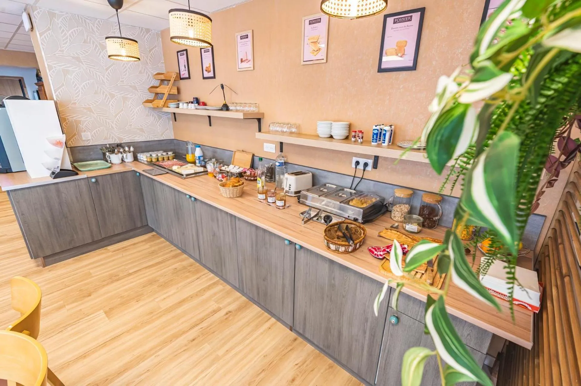 Food and drinks in Logis Hôtel Au Tambour