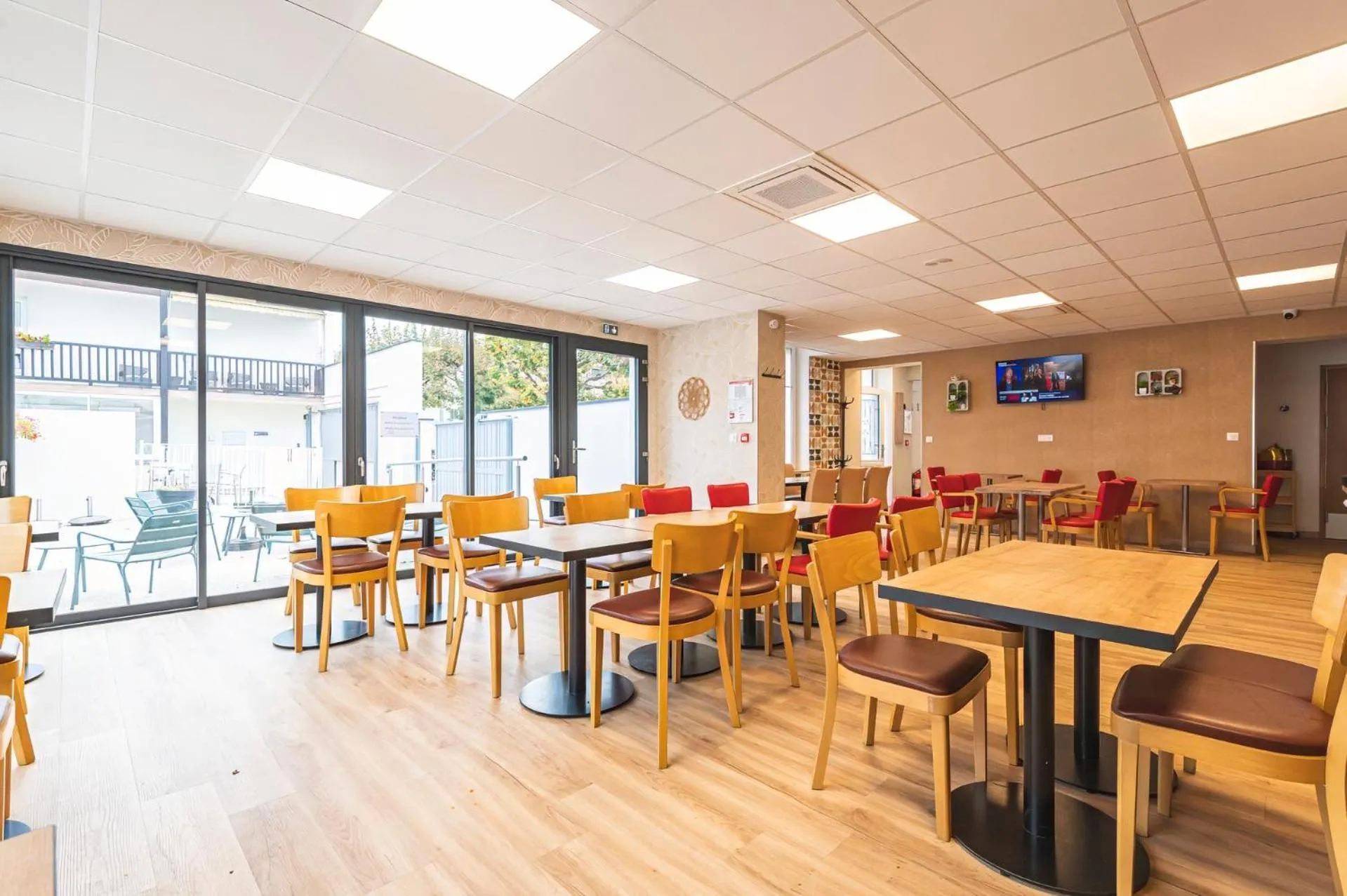 Restaurant/places to eat in Logis Hôtel Au Tambour