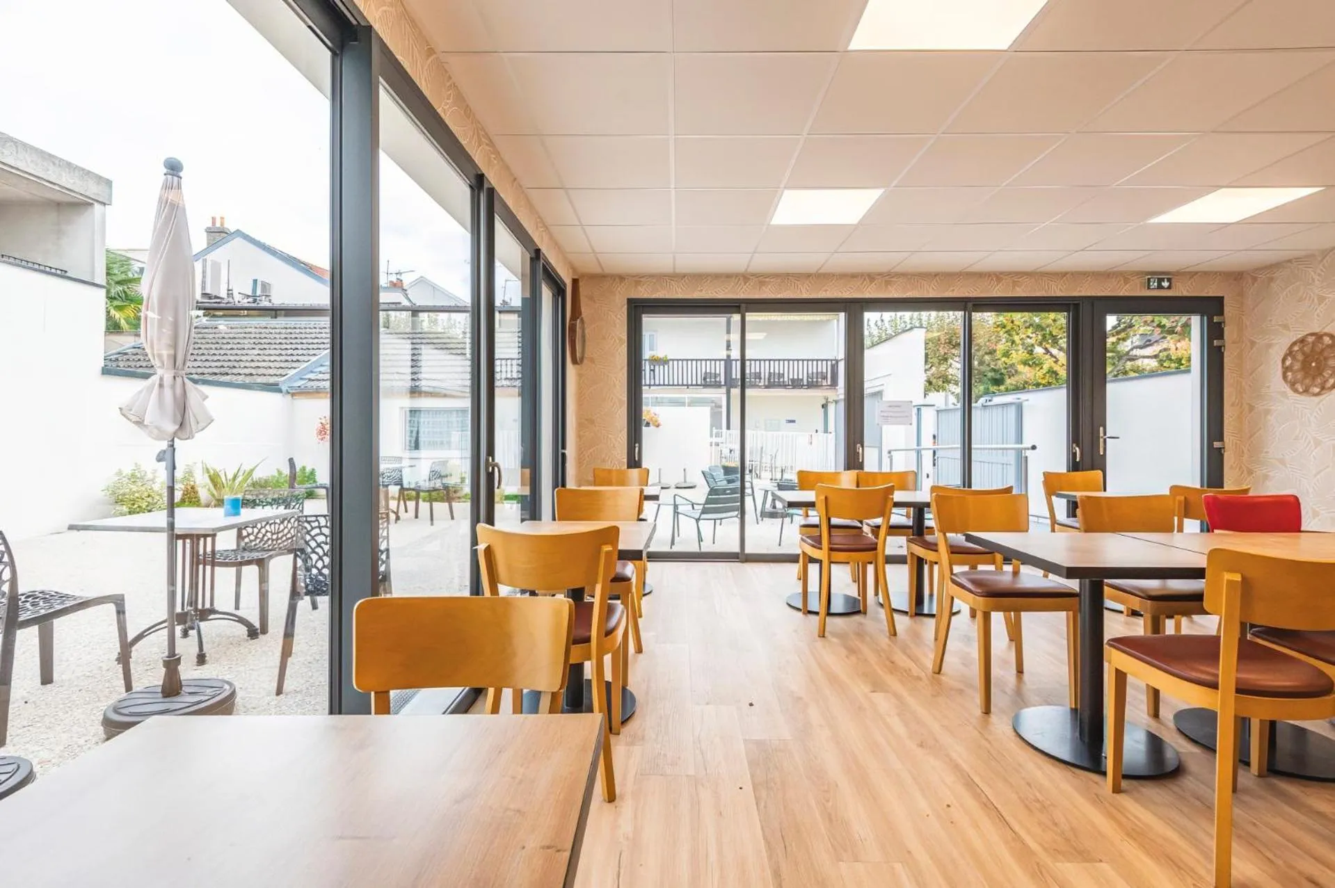 Restaurant/places to eat in Logis Hôtel Au Tambour