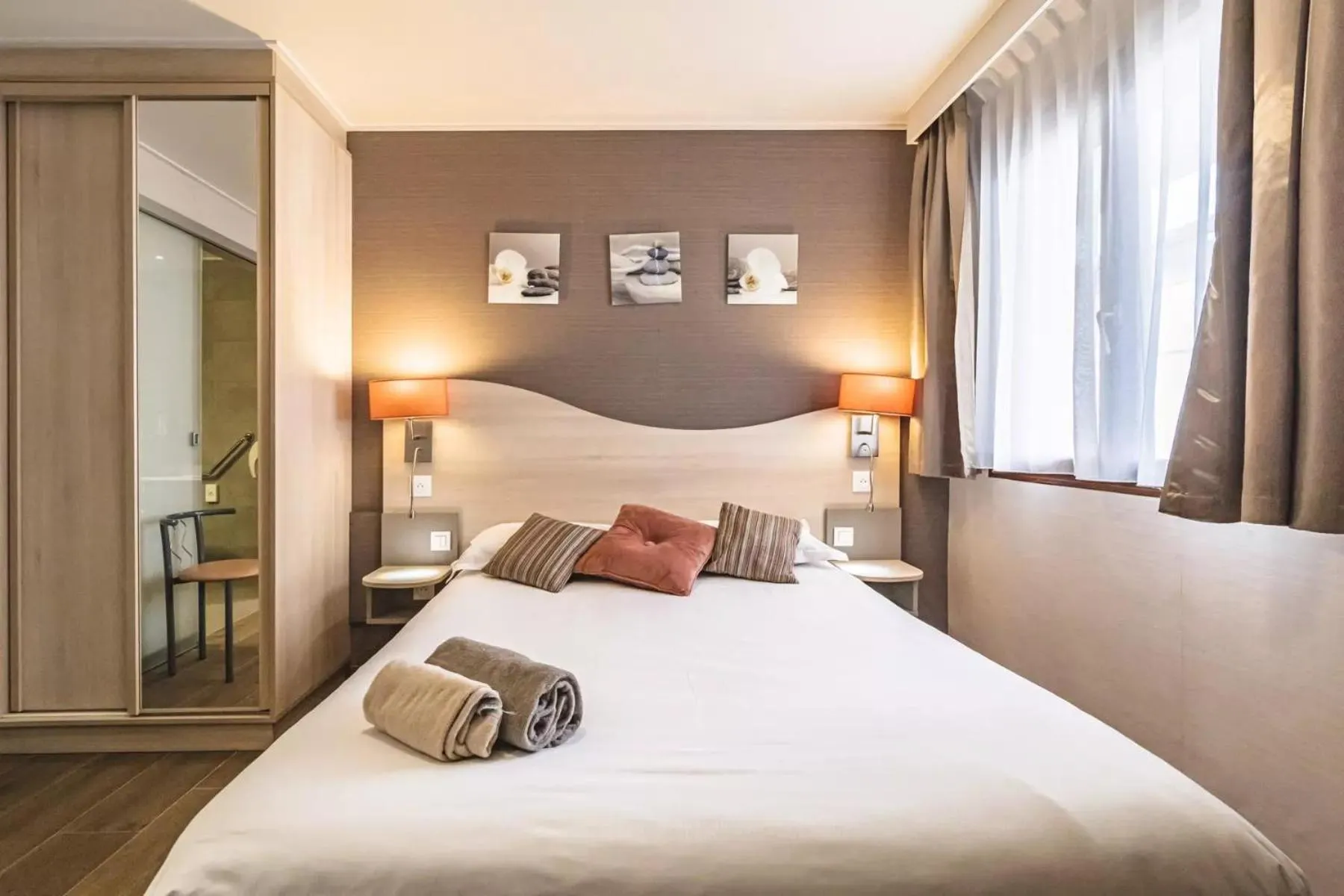 Bed in Logis Hôtel Au Tambour