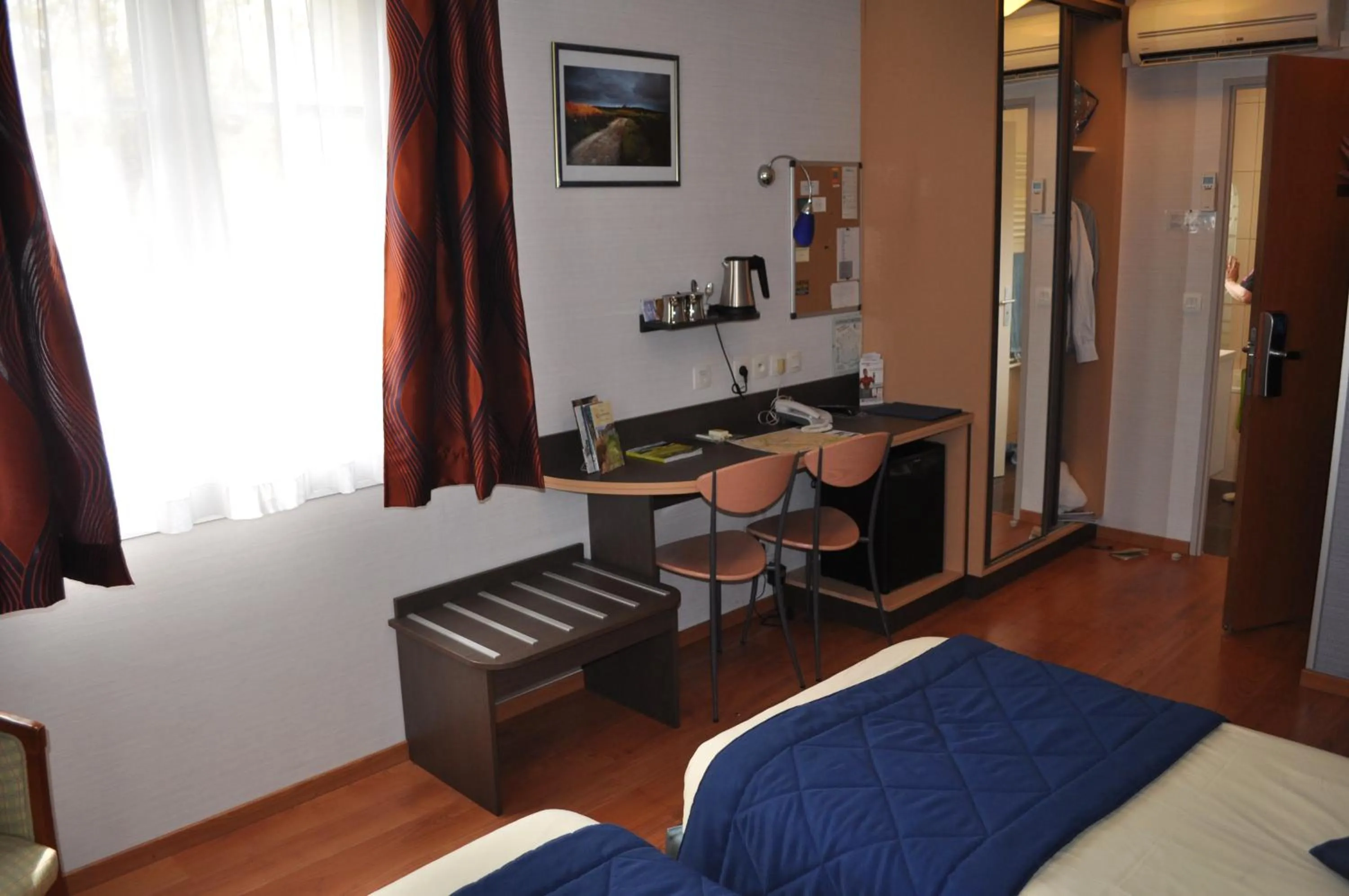 Bed in Logis Hôtel Au Tambour