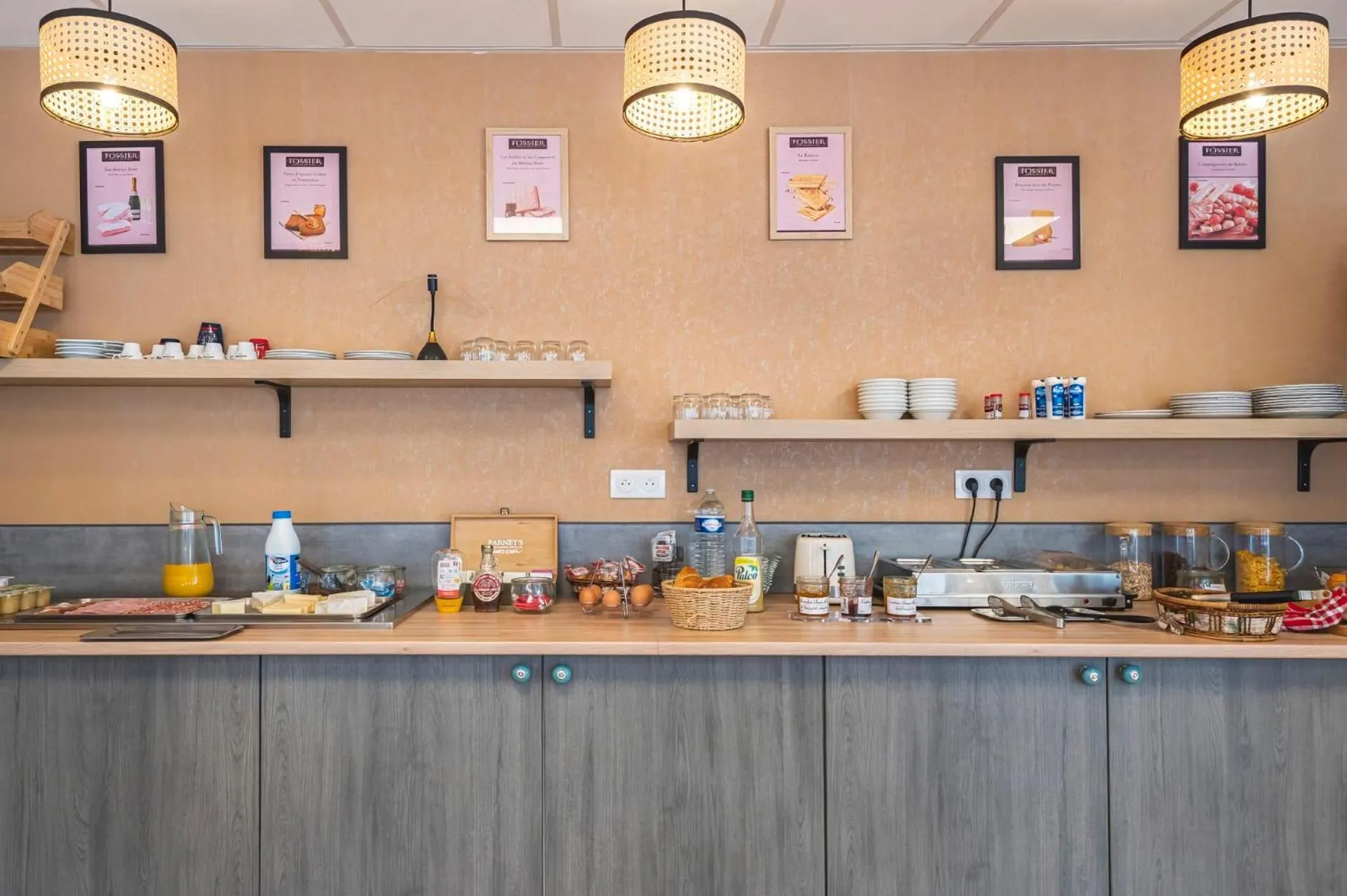 Breakfast in Logis Hôtel Au Tambour