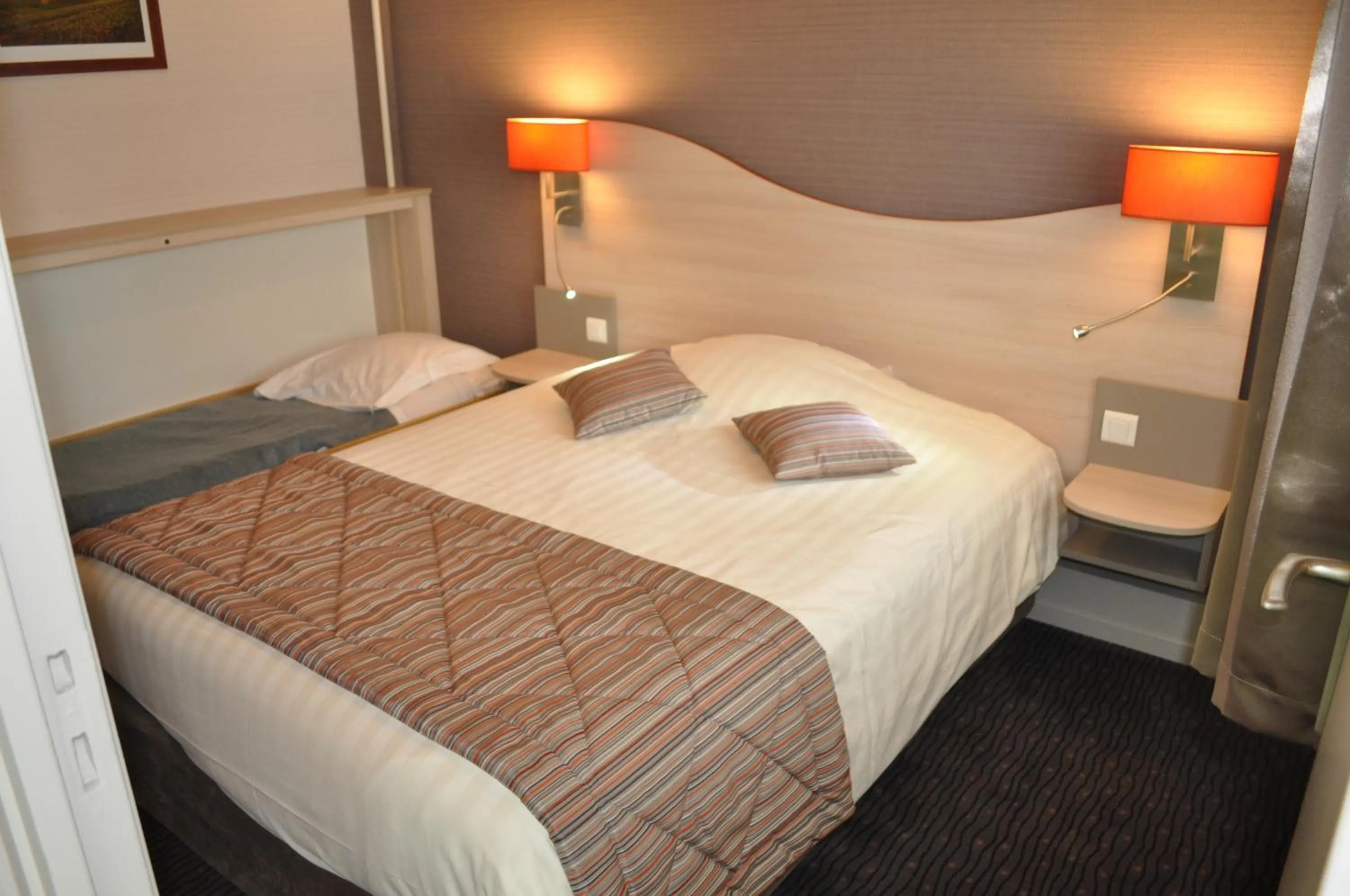 Bed in Logis Hôtel Au Tambour