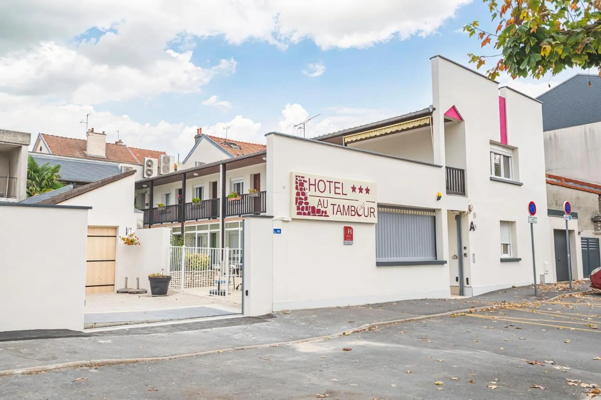 Property building in Logis Hôtel Au Tambour