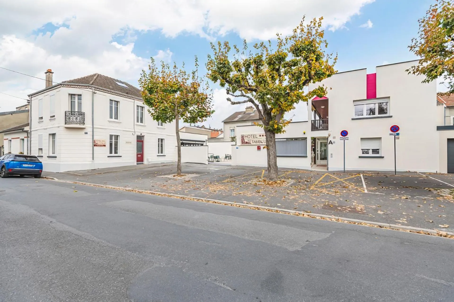Property building in Logis Hôtel Au Tambour
