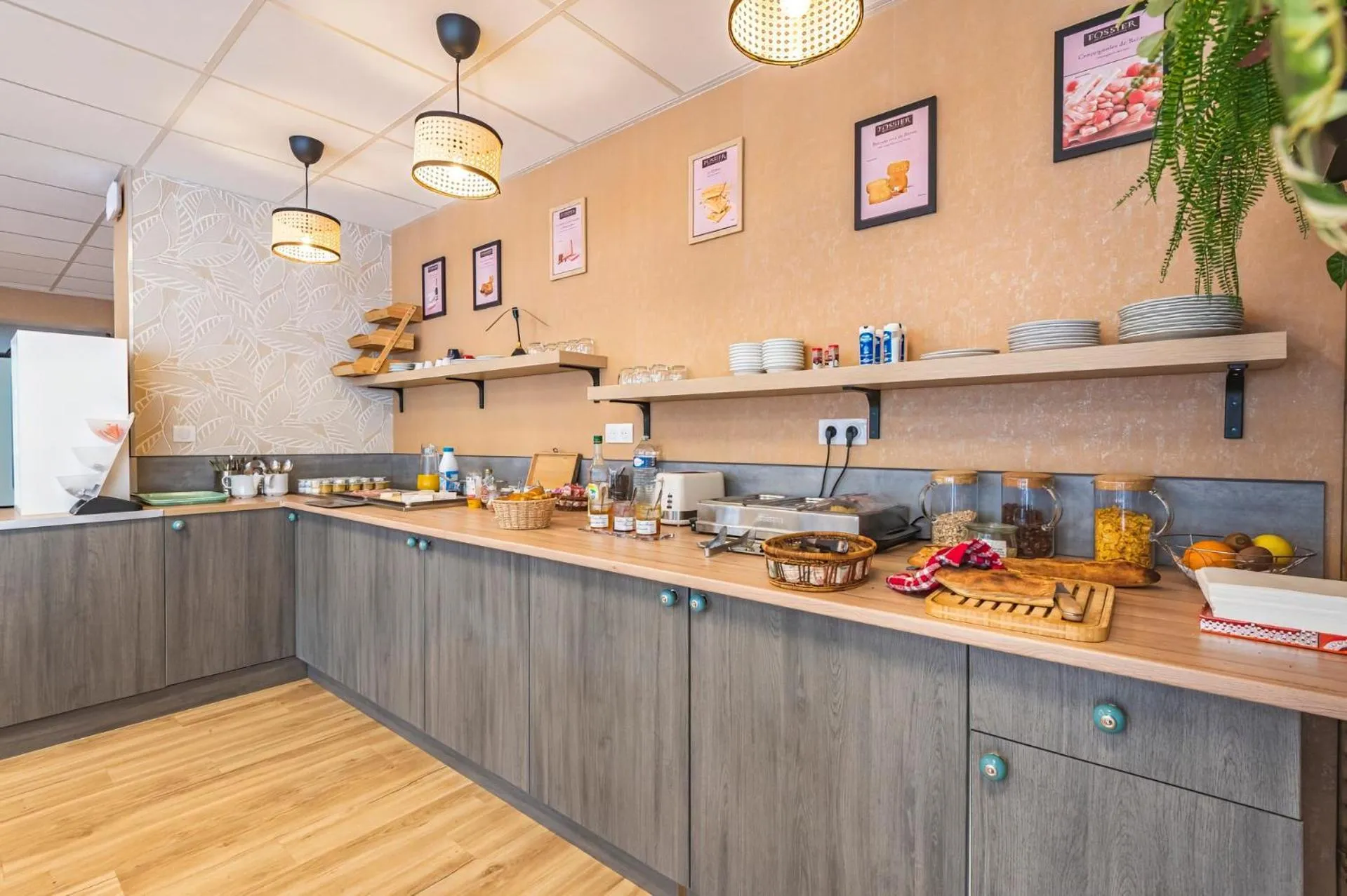 Food and drinks in Logis Hôtel Au Tambour