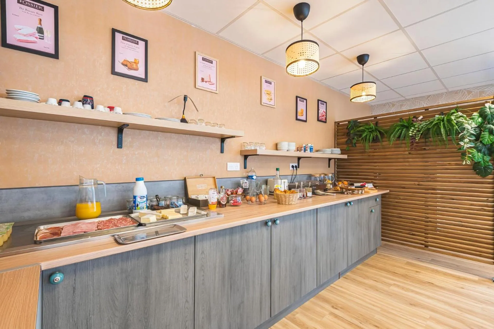 Breakfast in Logis Hôtel Au Tambour