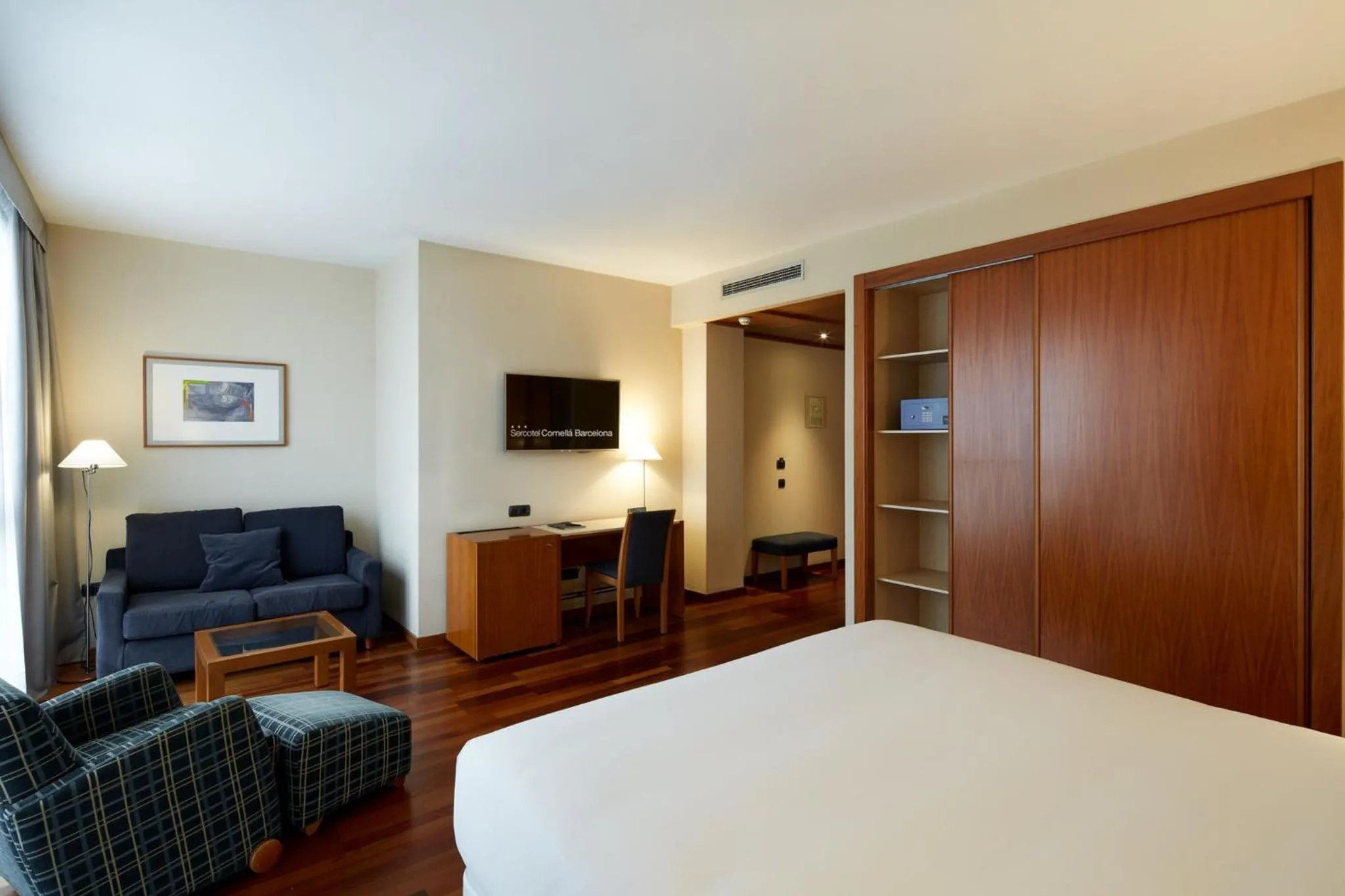Photo of the whole room, Bed in Sercotel Cornellà Barcelona