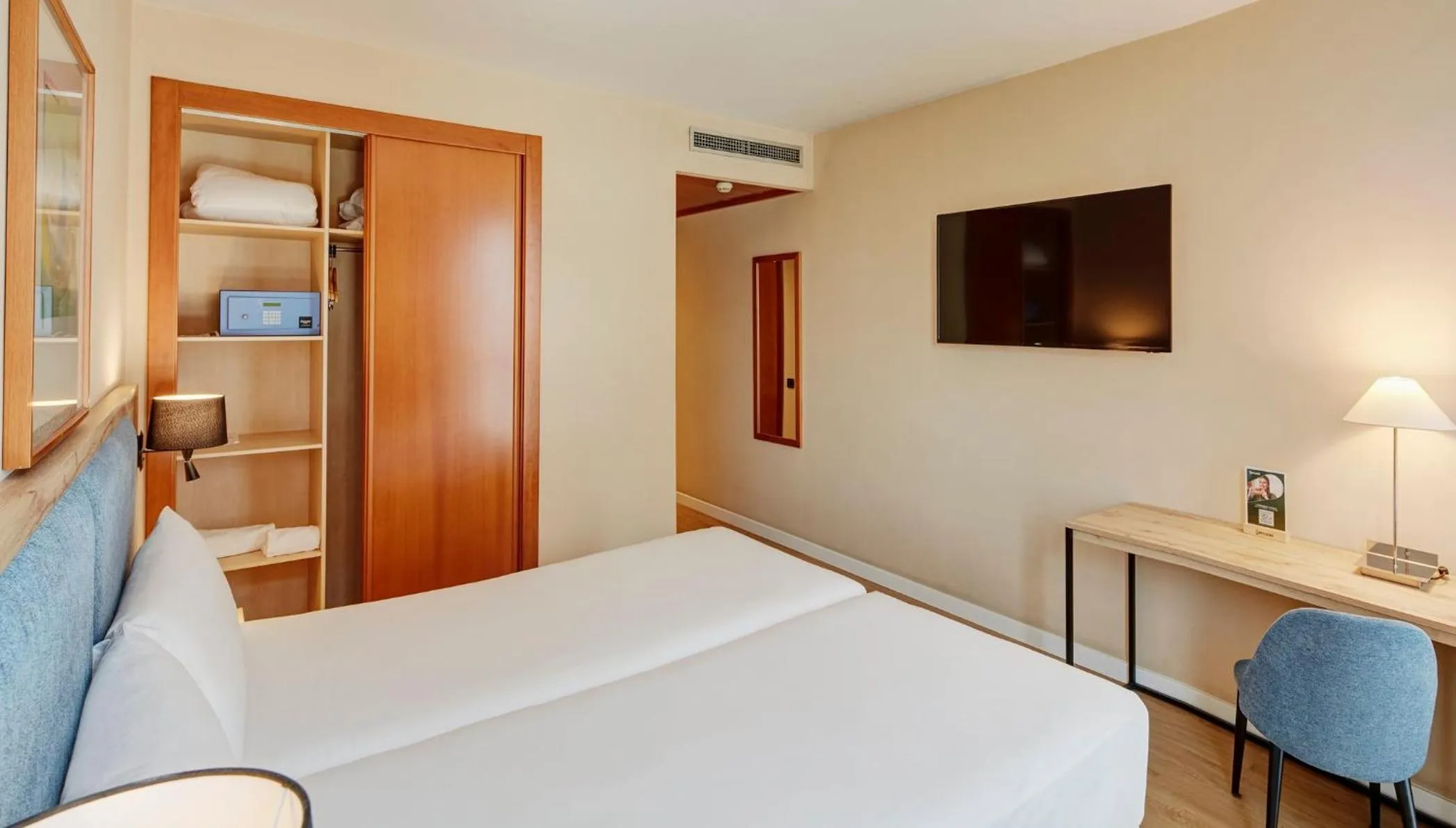Photo of the whole room, Bed in Sercotel Cornellà Barcelona